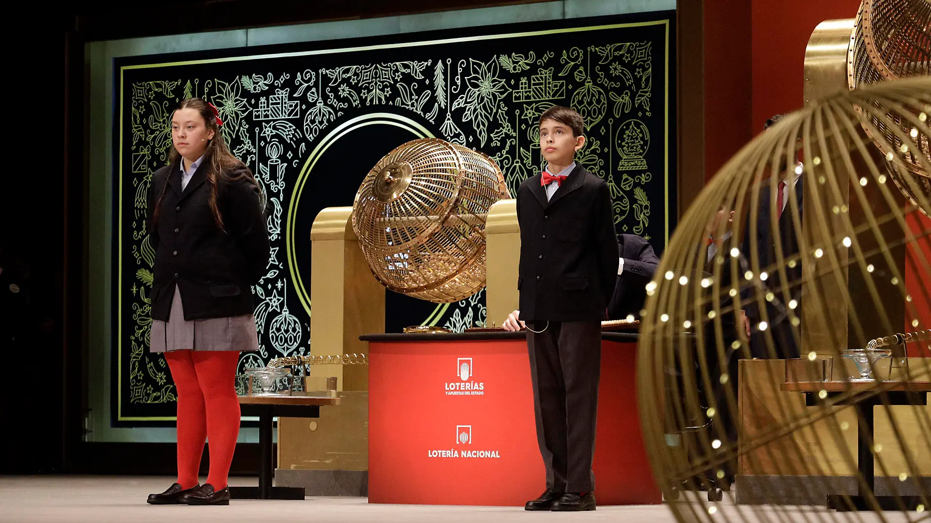 Spanien, Weihnachtslotterie El Gordo Two kids from the San Ildefonso residence sing one of the prizes for the Sorteo Extraordinario de la Loteria de Navidad 2022. December 22, 2022. 202212221021262485