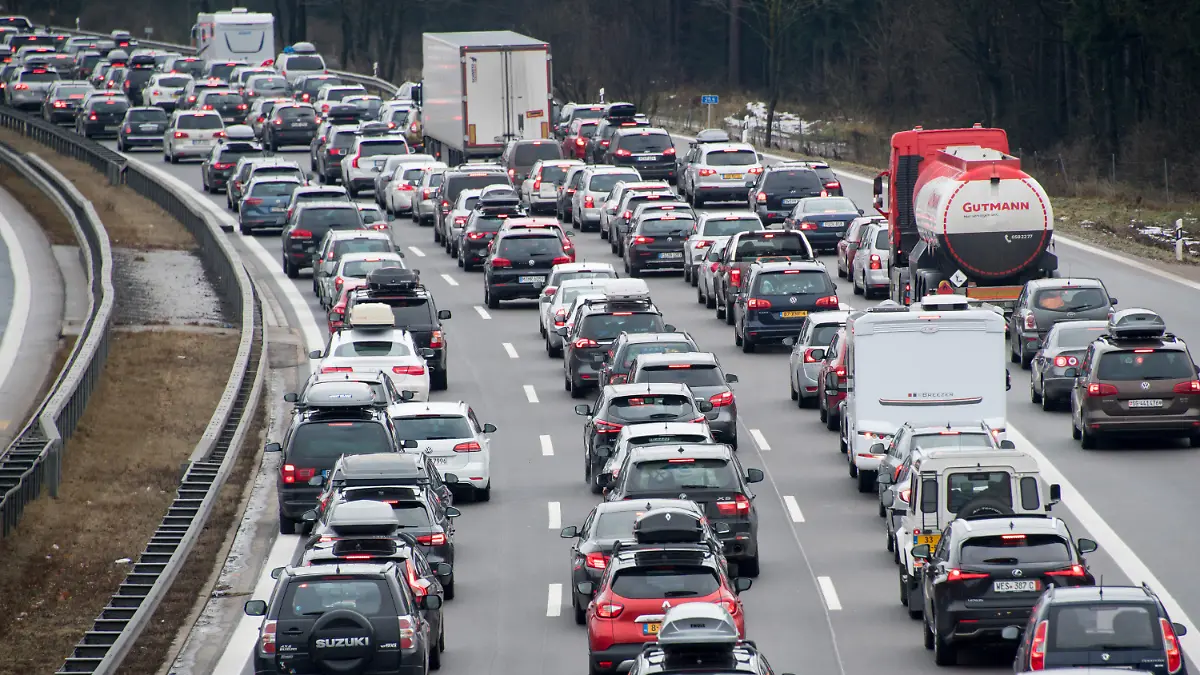ARCHIV - Der Autoverkehr staut sich am 23.12.2017 bei Holzkirchen (Bayern) auf der Autobahn A8. Der Gebrauchtwagenmarkt in Deutschland ist 2017 erstmals seit sieben Jahren geschrumpft. (zu dpa «Markt für Gebrauchtwagen 2017 geschrumpft» vom 25.01.2018) Foto: Tobias Hase/dpa +++ dpa-Bildfunk +++