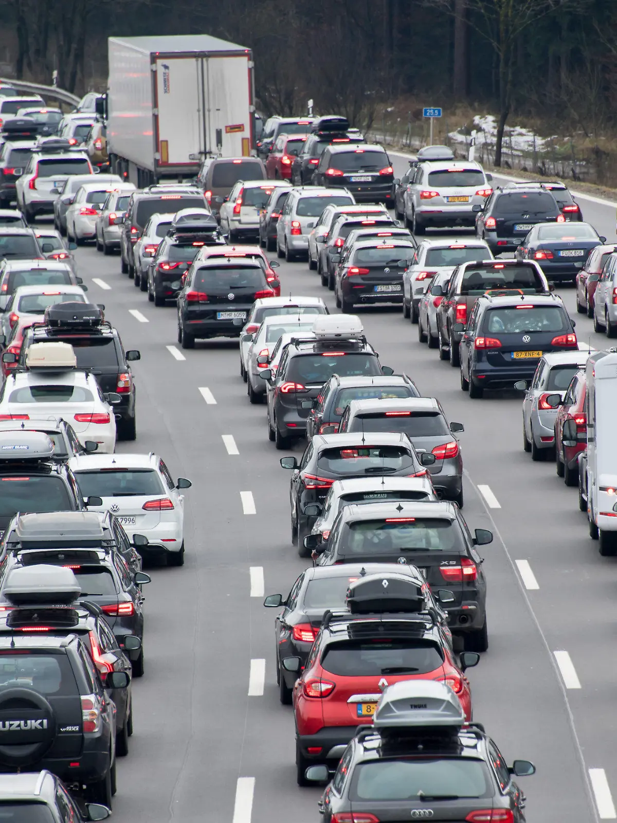 ARCHIV - Der Autoverkehr staut sich am 23.12.2017 bei Holzkirchen (Bayern) auf der Autobahn A8. Der Gebrauchtwagenmarkt in Deutschland ist 2017 erstmals seit sieben Jahren geschrumpft. (zu dpa «Markt für Gebrauchtwagen 2017 geschrumpft» vom 25.01.2018) Foto: Tobias Hase/dpa +++ dpa-Bildfunk +++