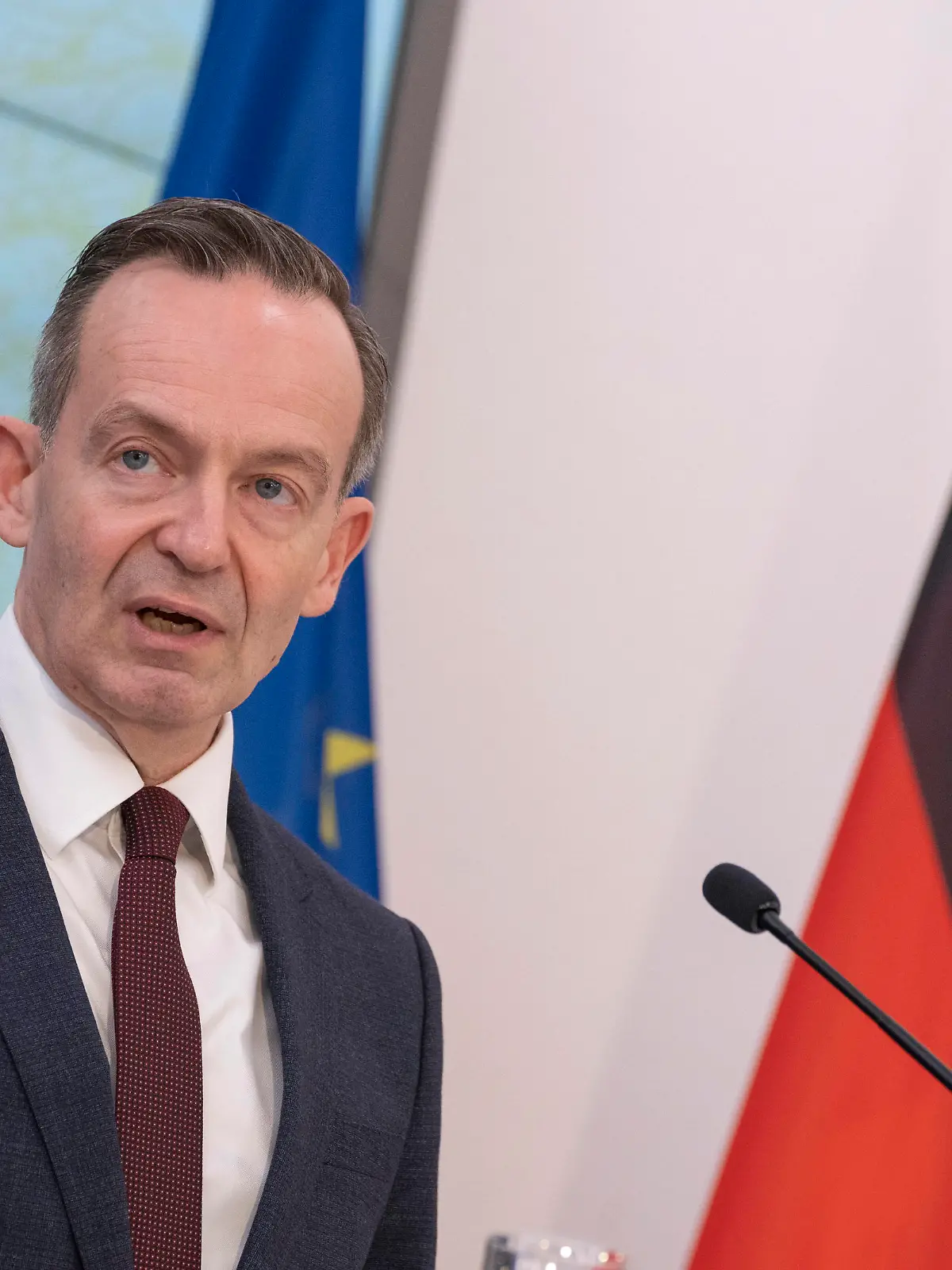  Bund und Hamburg unterzeichnen Absichtserklärung für Mobilität der Zukunft - Volker Wissing, Bundesminister für Digitales und Verkehr, bei dem PresseterminBund und Hamburg unterzeichnen Absichtserklärung für Mobilität der Zukunft - Volker Wissing, Bundesminister für Digitales und Verkehr, bei dem Pressetermin, Berlin Berlin Deutschland Bundesverkehrsministerium *** Federal Government and Hamburg sign declaration of intent for mobility of the future Volker Wissing, Federal Minister for Digital Affairs and Transport, at the press event Federal Government and Hamburg sign declaration of intent for mobility of the future Volker Wissing, Federal Minister for Digital Affairs and Transport, at the press event, Berlin Berlin Germany Federa