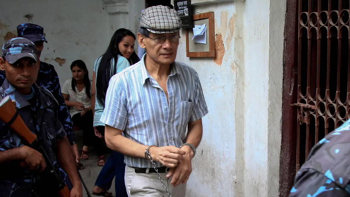 epa02760530 French serial killer Charles Sobhraj is escorted by Nepalese police after his hearing at the District Court in Kathmandu, Nepal, 31 May 2011. Sobraj, nicknamed 'Bikini Killer', is linked to a series of backpacker killings in Asia in the 1970s. Sobraj has been sentenced to life imprisonment in 2004. EPA/NARENDRA SHRESTHA ++