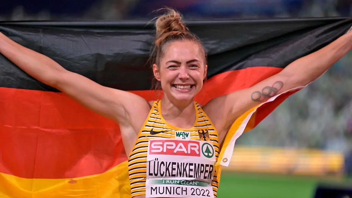  16.08.2022, European Championchips München 2022, Leichtathletik im Olympiastadion München, 100 Meter Finale der Frauen, Gina Lückenkemper GER wird Europameisterin. Sie jubelt mit einer Deutschen Fahne *** 16 08 2022, European Championchips Munich 2022, Athletics at Olympic Stadium Munich, Womens 100 meters final, Gina Lückenkemper GER becomes European Champion She cheers with a German flag