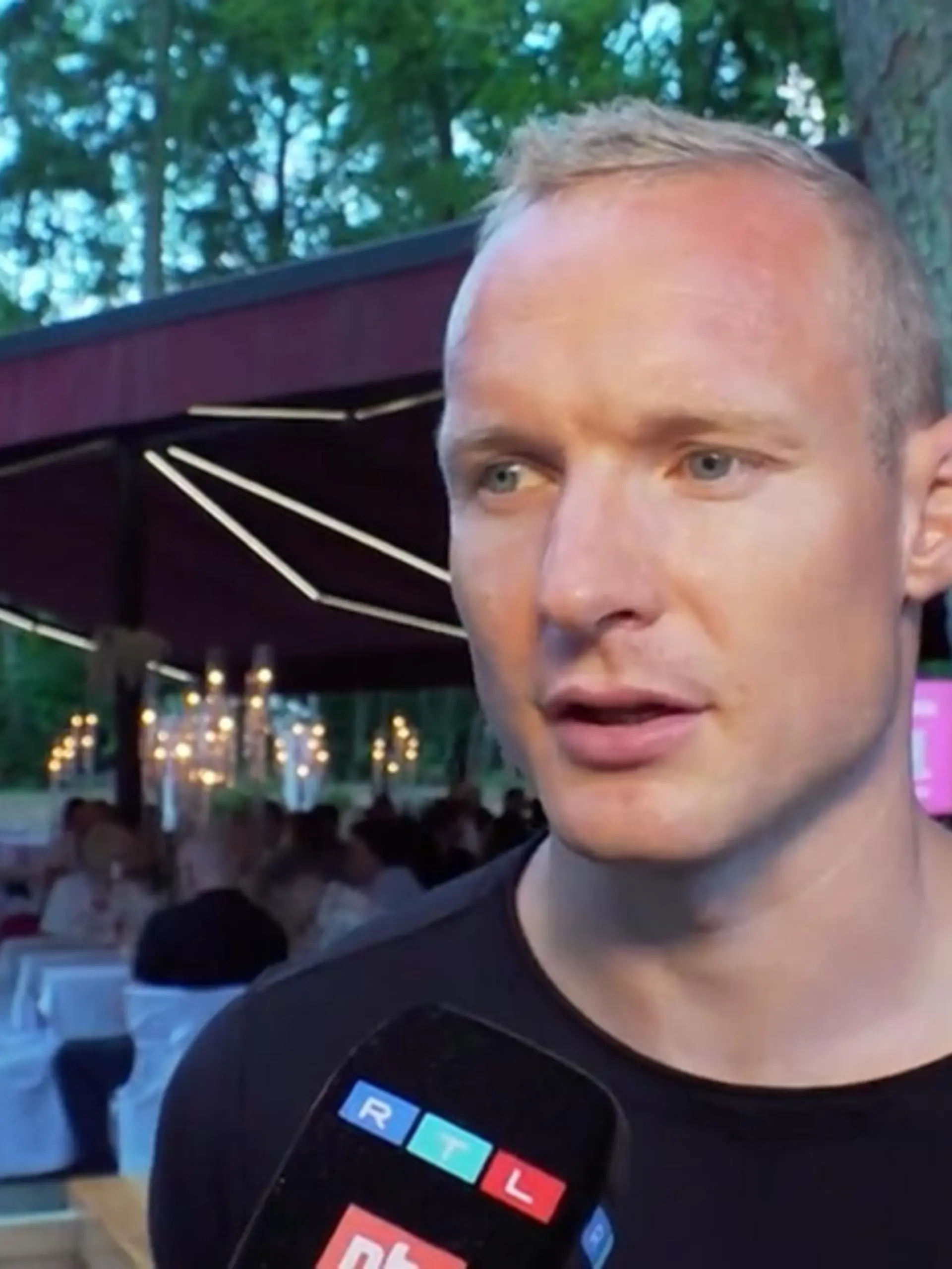 Eintracht-Frankfurt-Kapitän Sebastian Rode hat viele Qualitäten, die die Fans schätzen. Er engagiert sich auch sozial, zum Beispiel in der Stiftung „helfen helfen“. Bei deren Sommerfest spricht er Klartext und verrät, wie die Eintracht am Abend gewinnen kann. Und es wird geklärt, warum die Stiftung einen so originellen Namen trägt.