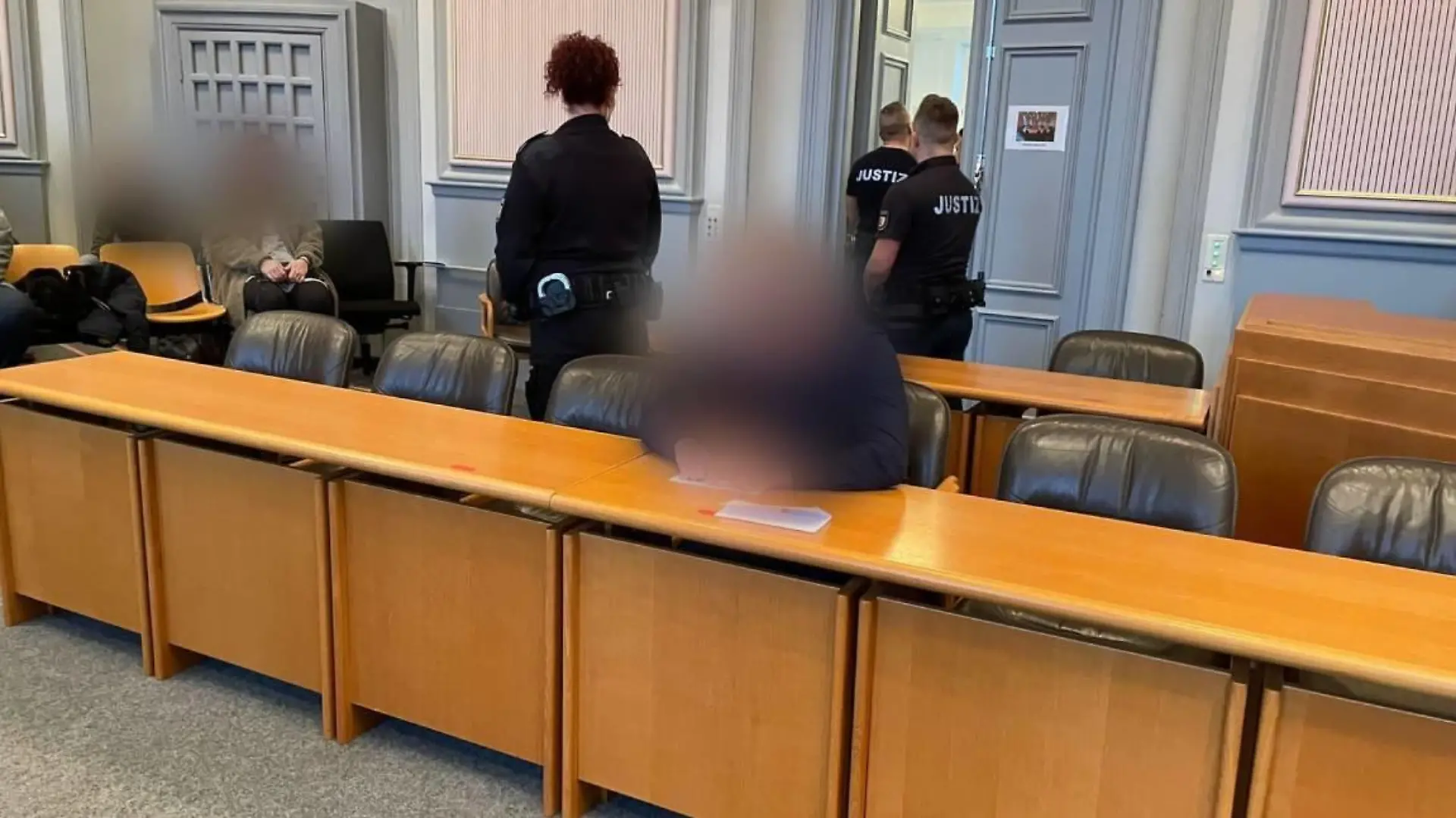 Die Angehörigen stellen Fotos der Opfer vor den Gerichtssaal. Sie wollen den Toten ein Gesicht geben.