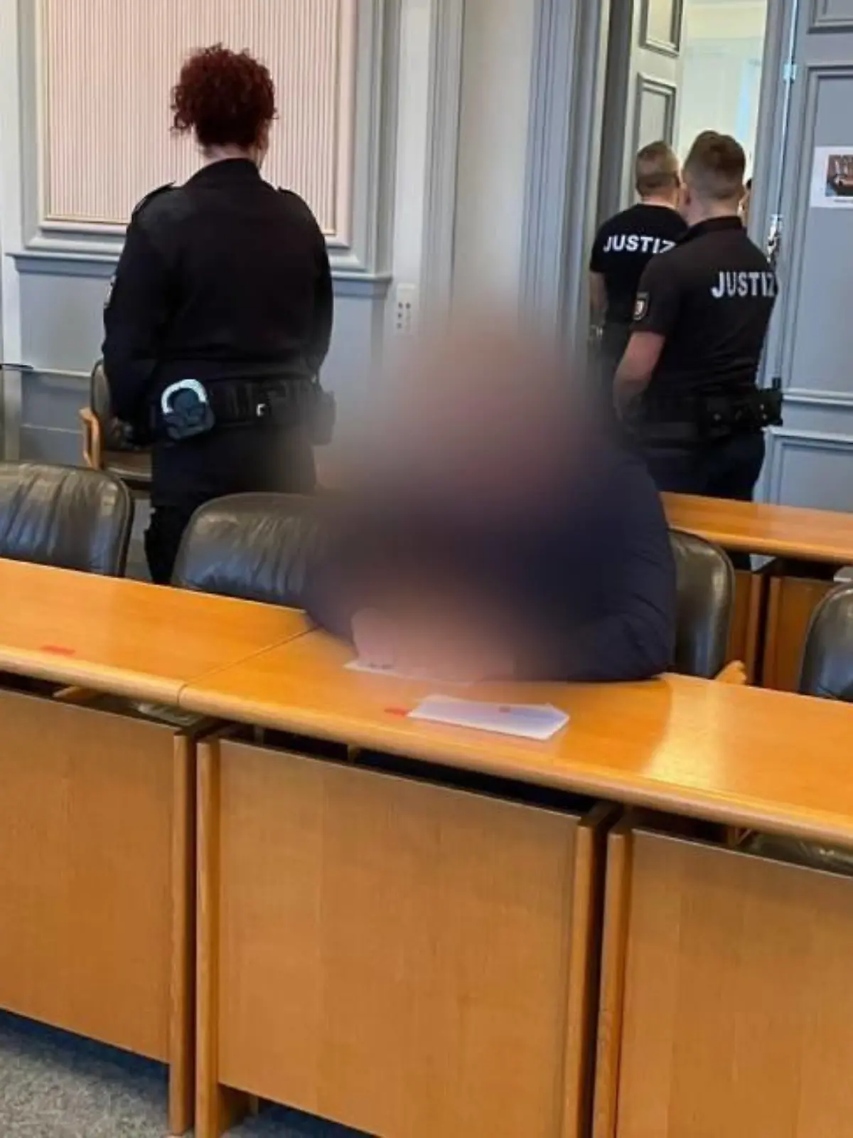 Die Angehörigen stellen Fotos der Opfer vor den Gerichtssaal. Sie wollen den Toten ein Gesicht geben.