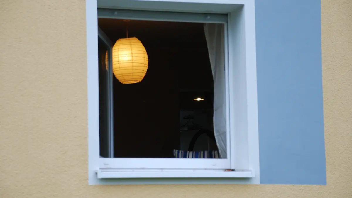 Das Licht brennt am 19.11.2013 in Soest (Nordrhein-Westfalen) in einem Kinderzimmer, in dem ein drei Monate altes Mädchen verhungert und verdurstet ist. Die junge Mutter soll es mehrere Tage alleingelassen haben. Foto:Jörg Taron/dpa +++(c) dpa - Bildfunk+++