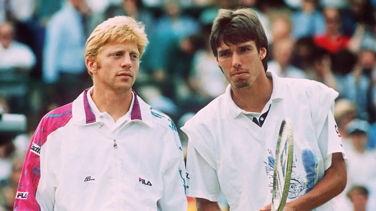 So wird's nie wieder sein: Die beiden deutschen Tennis-Profis Michael Stich (r) und Boris Becker vor Beginn des Endspiels der 105. All England Championships in Wimbledon am 07.07.1991. Der Elmshorner bezwang den Leimener in drei Sätzen mit 6:4, 7:6 und 6:4.  Boris Becker startete im Juli 1997 in Wimbledon seinen Abschied auf Raten. Auf den neuen Teamchef der deutschen Daviscup-Mannschaft wartet ein Stück harte Arbeit. Fast parallel mit seiner Rückzugs-Ankündigung kam das Good-Bye des zweitbesten deutschen Tennis-Cracks Michael Stich. dpa (zu dpa 0110)