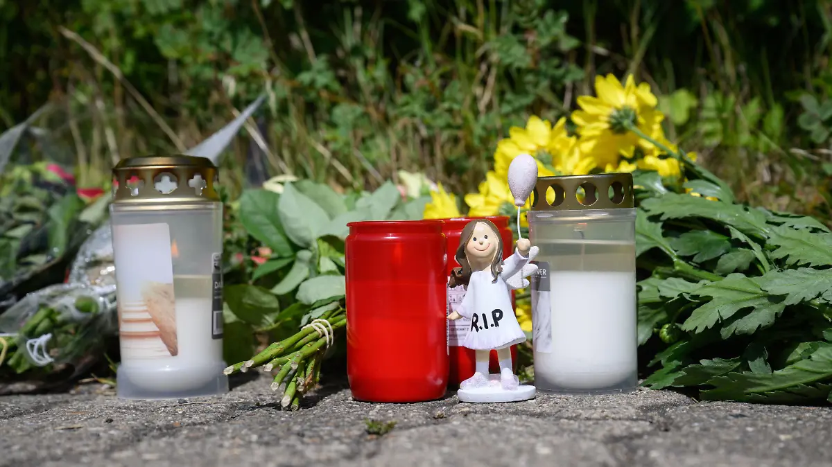 ARCHIV - 22.06.2022, Niedersachsen, Salzgitter: Kerzen, Blumen und Figuren zum Gedenken an eine getötete 15-Jährige liegen an einem Tatort an einer Grünfläche am Hans-Böckler-Ring in Salzgitter. Ein 13-Jähriger und ein 14-Jähriger sollen das Mädchen getötet haben - die Staatsanwaltschaft Braunschweig erhob Anklage gegen den Älteren der beiden. (zu dpa: «Tod eines 15-jährigen Mädchens - Mordprozess gegen Mitschüler beginnt») Foto: Julian Stratenschulte/dpa +++ dpa-Bildfunk +++