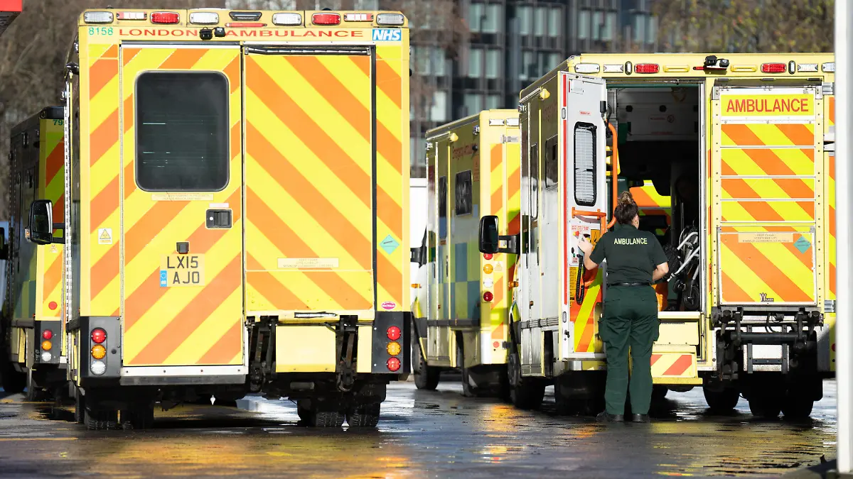 20.12.2022, Großbritannien, London: Krankenwagen stehen vor dem Krankenhaus St. Thomas vor einem Arbeitskampf der Gewerkschaften Unison, GMB und Unite. Streiks im britischen Gesundheitsdienst NHS haben Sorgen vor großen Lücken bei Notaufnahmen und Notärzten ausgelöst. Foto: James Manning/PA Wire/dpa +++ dpa-Bildfunk +++