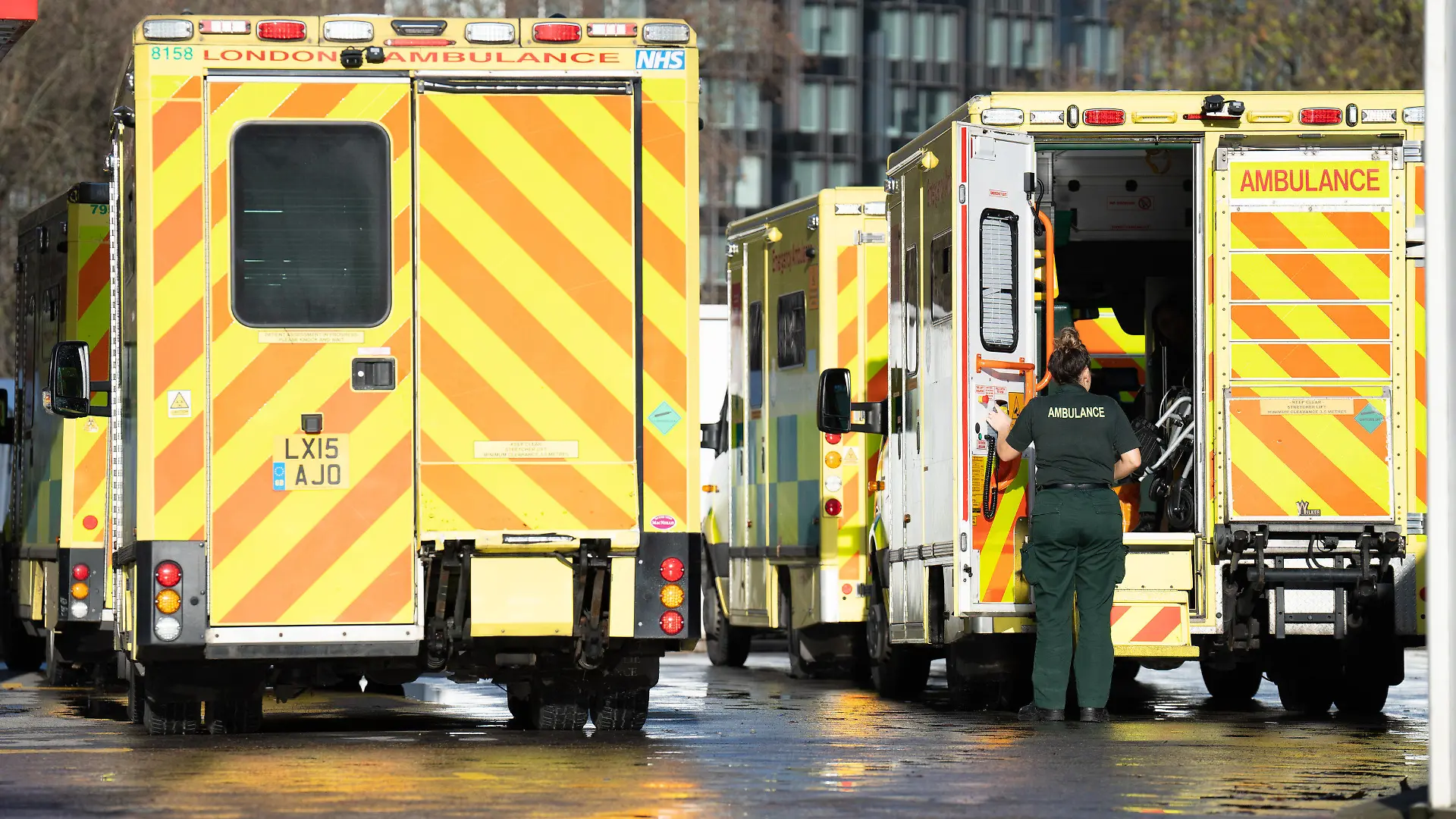 20.12.2022, Großbritannien, London: Krankenwagen stehen vor dem Krankenhaus St. Thomas vor einem Arbeitskampf der Gewerkschaften Unison, GMB und Unite. Streiks im britischen Gesundheitsdienst NHS haben Sorgen vor großen Lücken bei Notaufnahmen und Notärzten ausgelöst. Foto: James Manning/PA Wire/dpa +++ dpa-Bildfunk +++