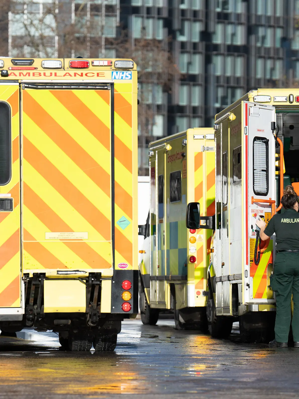 20.12.2022, Großbritannien, London: Krankenwagen stehen vor dem Krankenhaus St. Thomas vor einem Arbeitskampf der Gewerkschaften Unison, GMB und Unite. Streiks im britischen Gesundheitsdienst NHS haben Sorgen vor großen Lücken bei Notaufnahmen und Notärzten ausgelöst. Foto: James Manning/PA Wire/dpa +++ dpa-Bildfunk +++