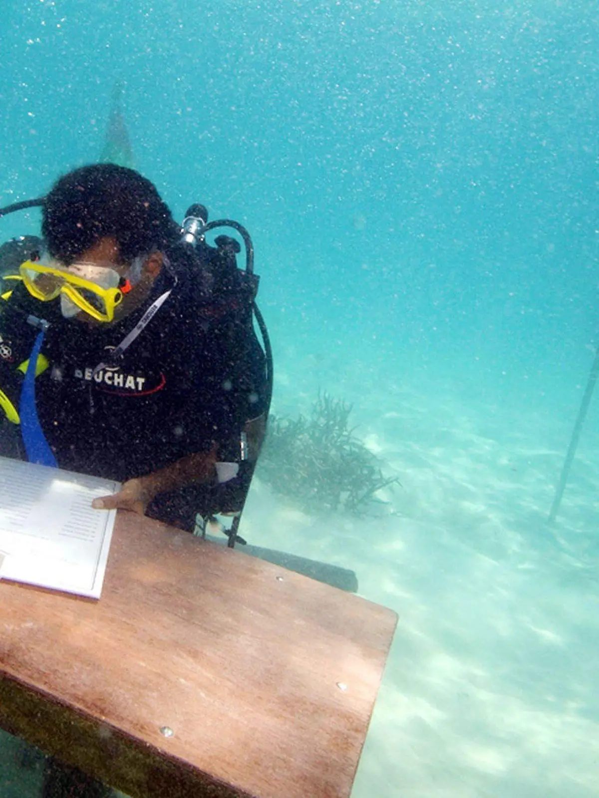 ARCHIV - Mohamed Nasheed hält am 17.10.2009 den Vorsitz in der weltweit ersten Unterwasserkabinettssitzung auf den Malediven. Das Kabinett unterzeichnete einen Appell an die Welt, die Treibhausgase zu reduzieren. Der Klimawandel bedroht das Insel-Paradies. Wenn der Meeresspiegel weiter steigt, liegen die 1200 Inseln in 100 Jahren unter Wasser. EPA/MALDIVES PRESIDENCY / HO EDITORIAL USE ONLY (zu dpa "UN-Bericht: Klimawandel schreitet ungebremst voran" vom 27.09.2013) +++(c) dpa - Bildfunk+++