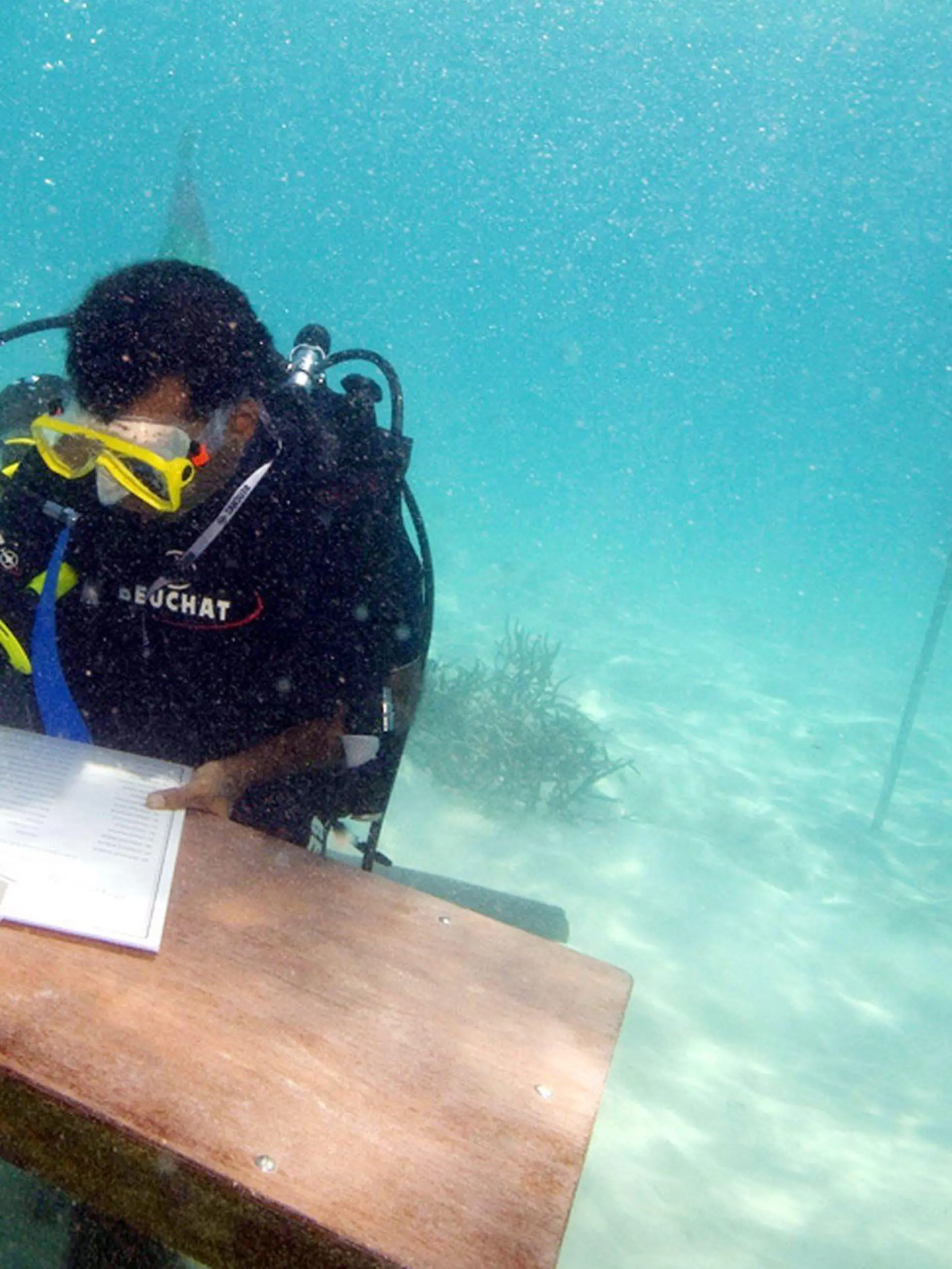 ARCHIV - Mohamed Nasheed hält am 17.10.2009 den Vorsitz in der weltweit ersten Unterwasserkabinettssitzung auf den Malediven. Das Kabinett unterzeichnete einen Appell an die Welt, die Treibhausgase zu reduzieren. Der Klimawandel bedroht das Insel-Paradies. Wenn der Meeresspiegel weiter steigt, liegen die 1200 Inseln in 100 Jahren unter Wasser. EPA/MALDIVES PRESIDENCY / HO EDITORIAL USE ONLY (zu dpa "UN-Bericht: Klimawandel schreitet ungebremst voran" vom 27.09.2013) +++(c) dpa - Bildfunk+++