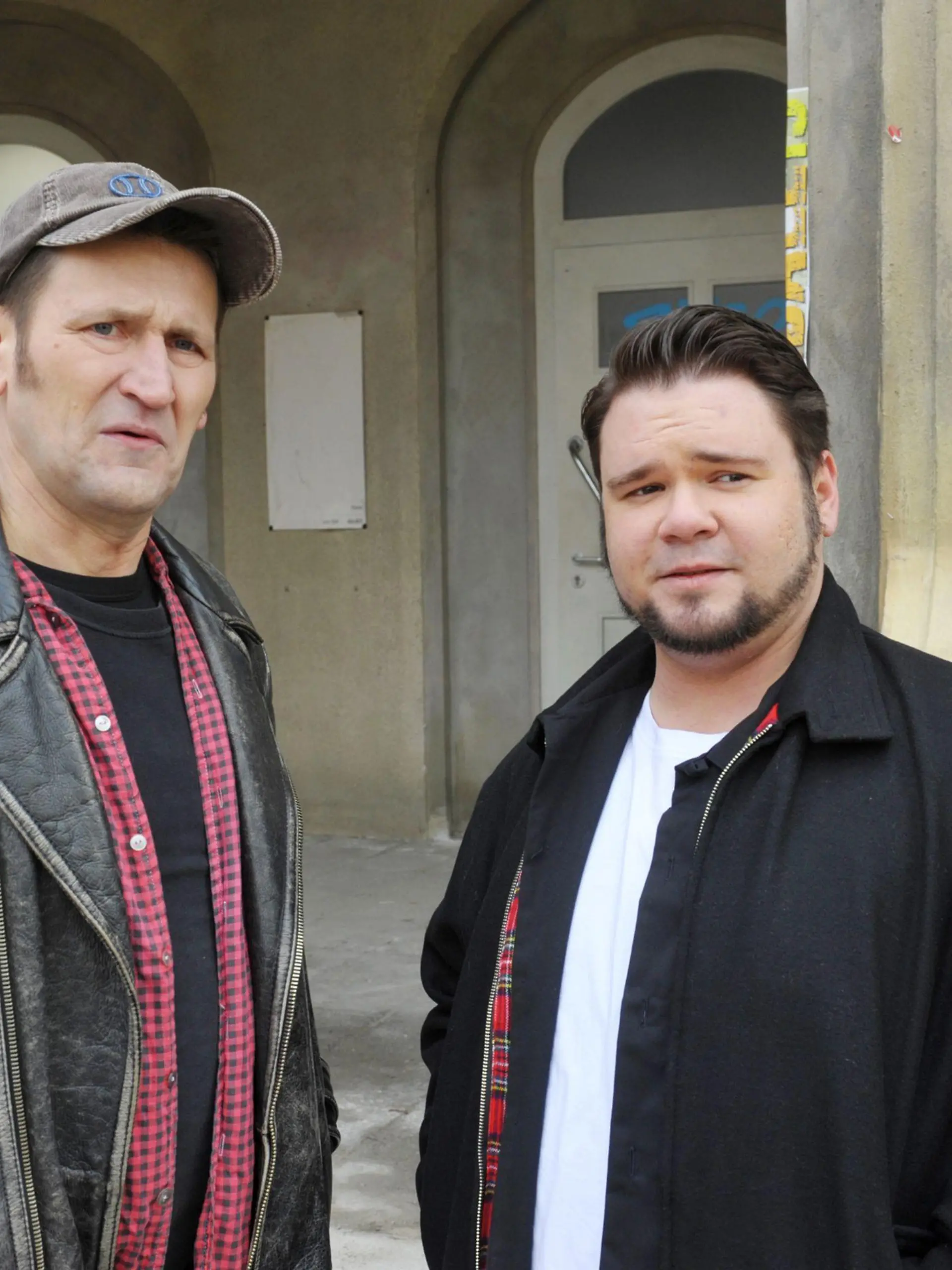 Ingo Naujoks (li.) spielt eine Gastrolle bei Gute Zeiten, schlechte Zeiten und steht zusammen mit Schauspieler Thomas Drechsel während der Dreharbeiten am Set.