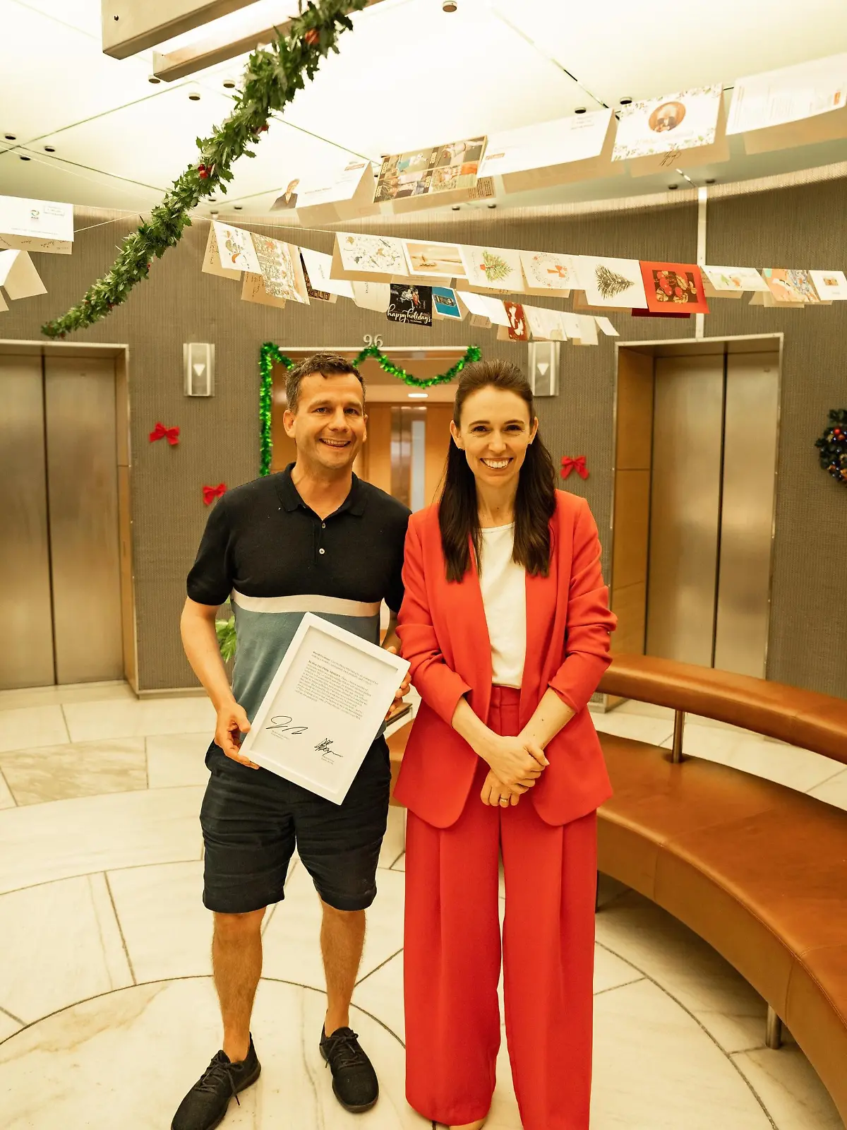 HANDOUT - 31.03.2021, Neuseeland, Wellington: David Seymour, Vorsitzender der rechtsliberalen ACT-Partei, und Jacinda Ardern, Neuseelands Premierministerin, posieren mit einem unterzeichneten Ausdruck des Hansard (offizielles Parlamentsprotokoll), in dem Ardern Seymour als «arroganten Arsch» bezeichnet. Der Ausdruck wird versteigert, um Geld für die Prostatakrebsstiftung zu sammeln. (zu dpa «Versöhnliches Ende nach peinlicher Mikrofon-Panne in Neuseeland») Foto: ACT Party/dpa - ACHTUNG: Nur zur redaktionellen Verwendung im Zusammenhang mit der aktuellen Berichterstattung und nur mit vollständiger Nennung des vorstehenden Credits +++ dpa-Bildfunk +++