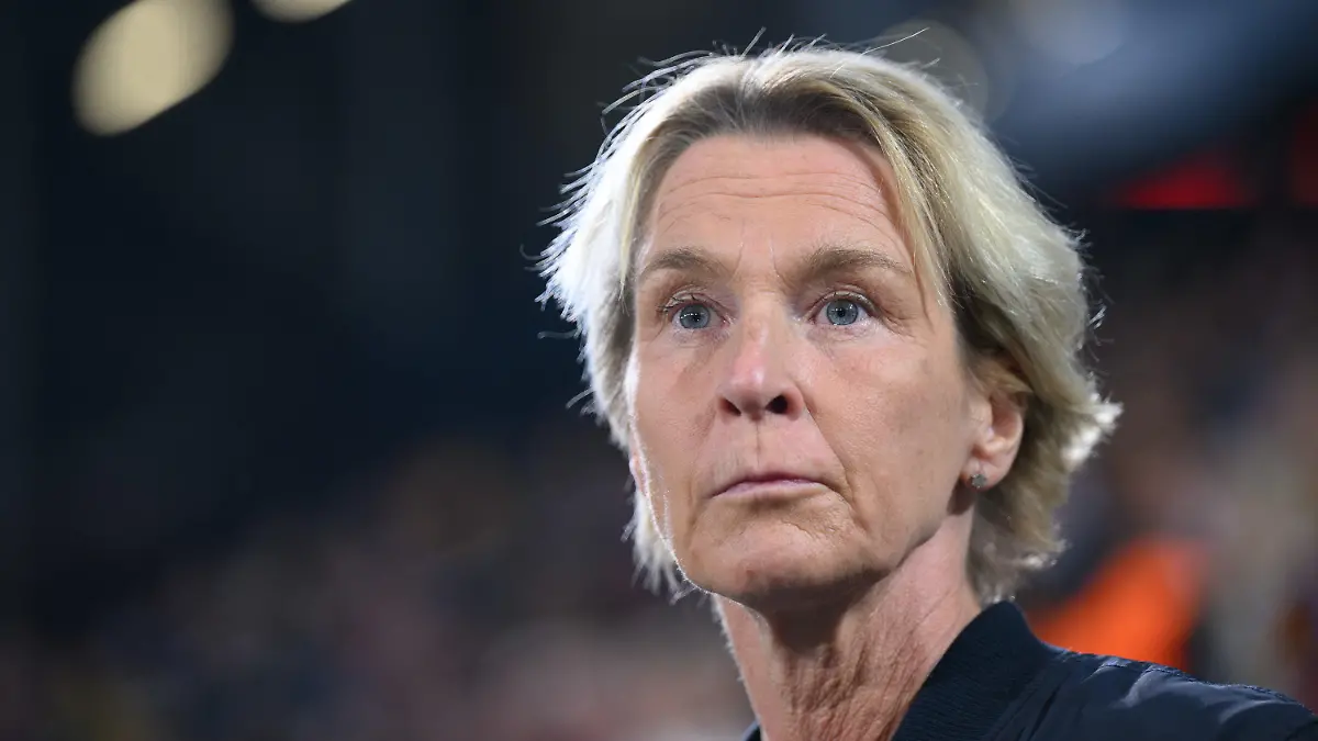 ARCHIV - 07.10.2022, Sachsen, Dresden: Fußball, Frauen: Länderspiele, Deutschland - Frankreich im Rudolf-Harbig-Stadion. Bundestrainerin Martina Voss-Tecklenburg steht im Stadion. Die DFB-Frauen haben Stress mit der FIFA. (zu dpa: «Voss-Tecklenburg: «Würde gern bis nach der WM 2027 bleiben»») Foto: Robert Michael/dpa +++ dpa-Bildfunk +++