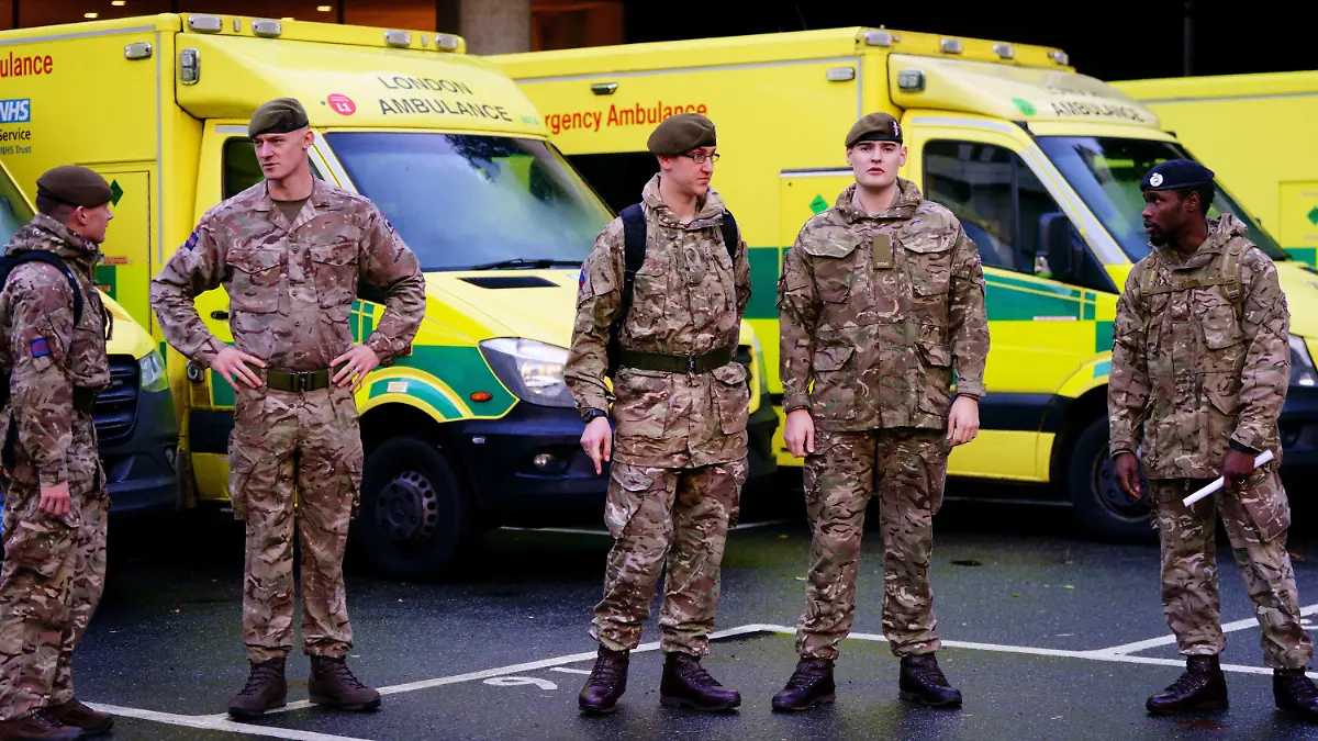 20.12.2022, Großbritannien, London: Militärangehörige der Haushaltsdivision nehmen an einem Training für Krankenwagenfahrer in der Wellington-Kaserne teil. Sie bereiten sich darauf vor, am 21. und 28. Dezember, wenn Mitglieder der Gewerkschaften Unison, GMB und Unite in den Arbeitskampf treten, für die Krankenwagenfahrer einzuspringen. Streiks im britischen Gesundheitsdienst NHS haben Sorgen vor großen Lücken bei Notaufnahmen und Notärzten ausgelöst. Foto: Victoria Jones/PA Wire/dpa +++ dpa-Bildfunk +++