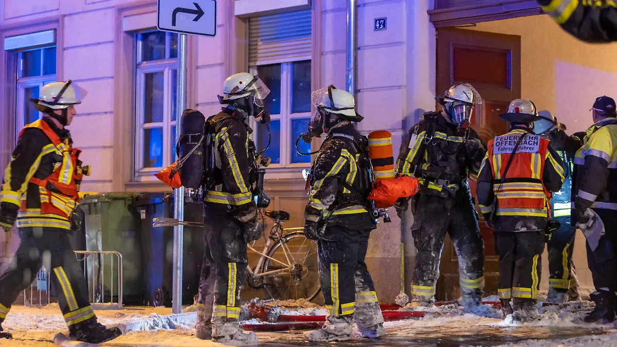20.12.2022, Hessen, Offenbach: Die Feuerwehr löscht einen Brand in einem Mehrfamilienhaus in Offenbach. Dabei ist ein Schaden von rund 500 000 Euro entstanden. Es habe keine Verletzten gegeben, teilte ein Sprecher der Polizei am Mittwoch mit. Foto: -/5vision.media/dpa +++ dpa-Bildfunk +++