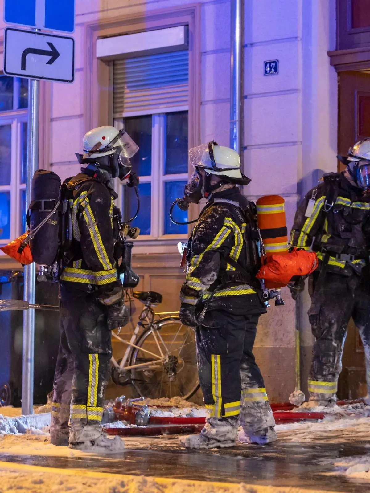20.12.2022, Hessen, Offenbach: Die Feuerwehr löscht einen Brand in einem Mehrfamilienhaus in Offenbach. Dabei ist ein Schaden von rund 500 000 Euro entstanden. Es habe keine Verletzten gegeben, teilte ein Sprecher der Polizei am Mittwoch mit. Foto: -/5vision.media/dpa +++ dpa-Bildfunk +++