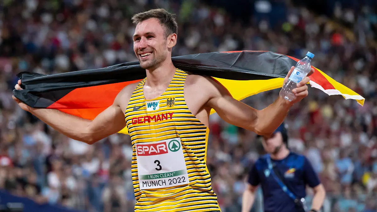 ARCHIV - 16.08.2022, Bayern, München: European Championships, Europameisterschaft, Leichtathletik, Zehnkampf, Männer, 1500m, Finale im Olympiastadion. Niklas Kaul (Deutschland) freut sich über seinen Sieg. (zu dpa: «Fußball-WM im Winter für Zehnkampf-Europameister Kaul ohne Reiz») Foto: Sven Hoppe/dpa +++ dpa-Bildfunk +++