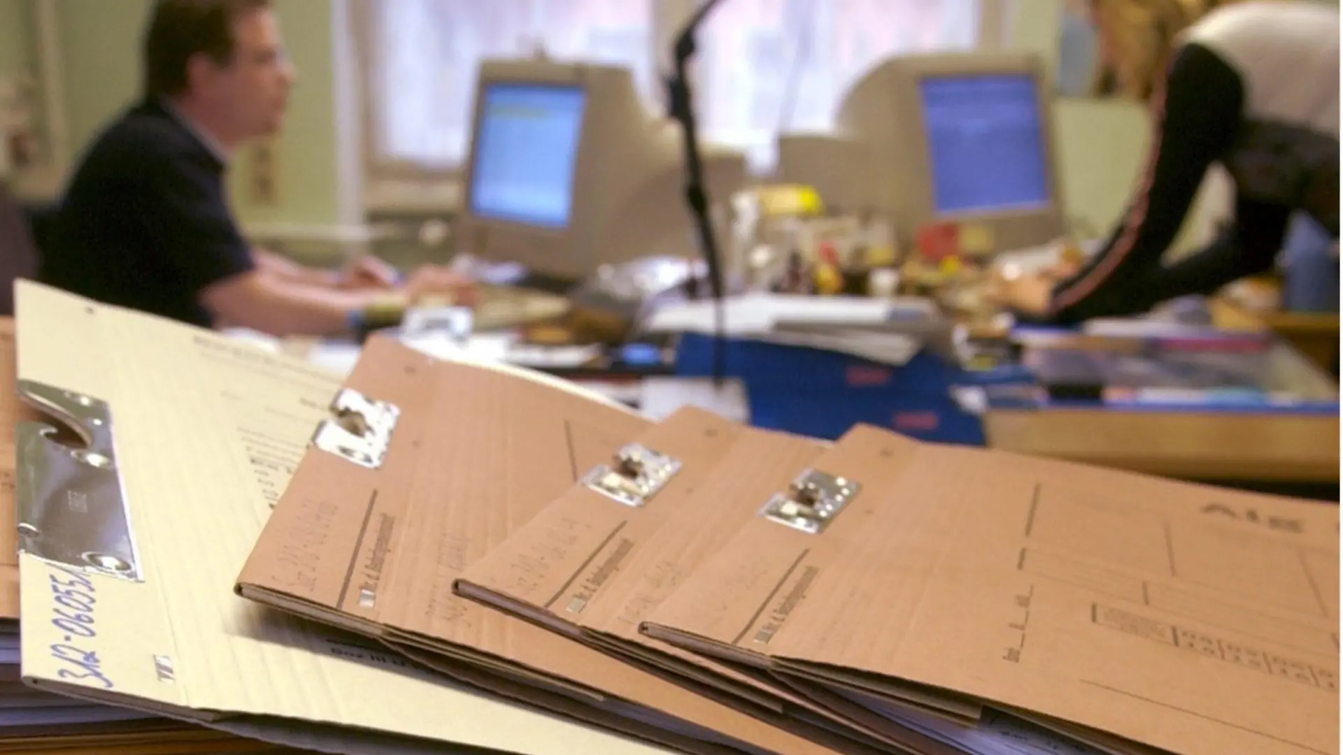 ARCHIV - Braune Aktenmappen stapeln sich am 27.10.2004 in einer Amtsstube des Sozialamtes in Berlin-Neukölln. Von den 310.000 Einwohnern des Berliner Stadtbezirks bezog damals rund jeder Achte Sozialhilfe. Bei der anstehenden Hartz-IV-Reform wird es auch darauf ankommen, den Migranten-Anteil von 28 Prozent an den Hartz-IV-Empfängern zu senken. Aber wie? Auf der Suche nach Antworten kommen meist diegleichen Schlagwörter: Schulabschlüsse, Deutschkenntnisse, bessere Qualifikationen - aber auch mehr Druck.  Foto: Peer Grimm dpa/lbn (zu dpa 4081 vom 01.03.2010)  +++(c) dpa - Bildfunk+++