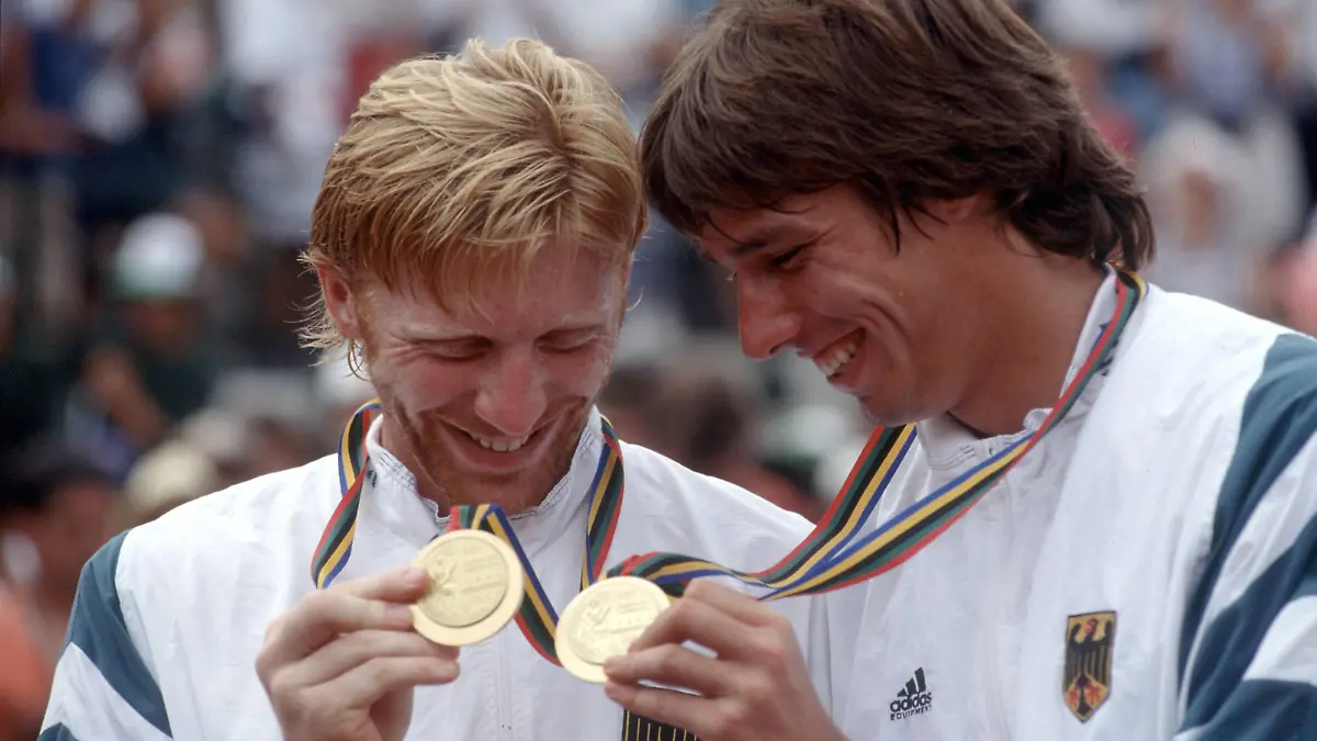 Boris Becker (li.) und Michael Stich (beide Deutschland), Doppel Olympiasieger 1992, mit ihren Goldmedaillen

Boris Becker left and Michael Stitch both Germany Double Olympic medalists 1992 with theirs Gold medals  