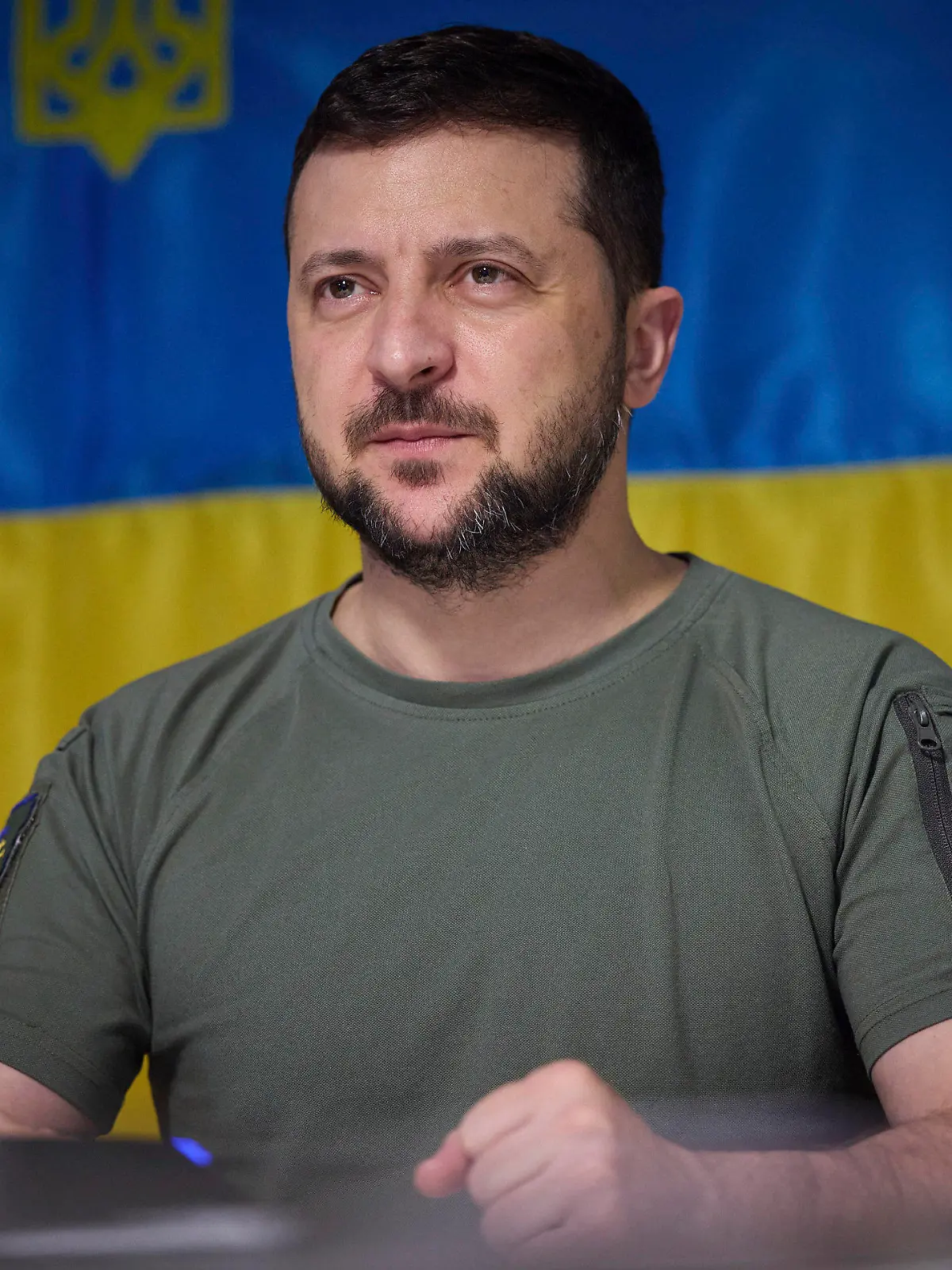 ARCHIV - 08.07.2022, Ukraine, Dnipro: Das vom Pressebüro des ukrainischen Präsidenten zur Verfügung gestellte Foto zeigt, Wolodymyr Selenskyj, Präsident der Ukraine, der bei einem Besuch in der vom Krieg betroffenen Oblast Dnipropetrowsk zu Militärvertretern spricht. Zur Ikone des Widerstands gegen den Angriffskrieg von Russland wird Wolodymyr Selenskyj, der nach eigenen Angaben im ZDF «circa 20» der grünen T-Shirts hat, in denen er stets auftritt. (zu dpa: «Lebensgefühl-Lexikon 2022 - und was 2023 angesagt bleibt») Foto: -/Ukrainian Presidential Press Office/AP/dpa - ACHTUNG: Nur zur redaktionellen Verwendung und nur mit vollständiger Nennung des vorstehenden Credits +++ dpa-Bildfunk +++