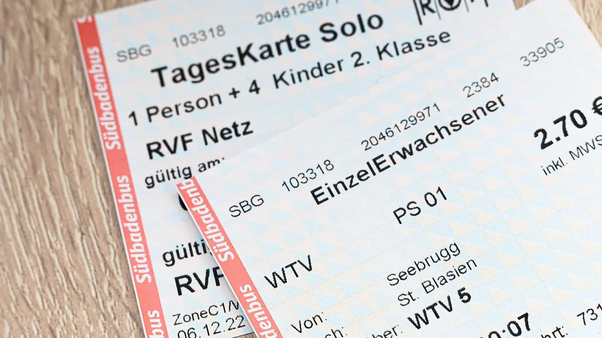 PRODUKTION - 06.12.2022, Baden-Württemberg, St. Blasien: Zwei Fahrkarten für die Strecken Seebrugg - St. Blasien und Seebrugg - Freiburg liegen auf einem Tisch. Wer sich am Busbahnhof des Schwarzwald-Orts St. Blasien auf den Weg nach Freiburg macht, bekommt gleich zwei Fahrscheine in die Hand gedrückt. (zu dpa «Ein Trip, zwei Tickets: Nahverkehr im Südwesten mitunter kompliziert») Foto: Silas Stein/dpa +++ dpa-Bildfunk +++