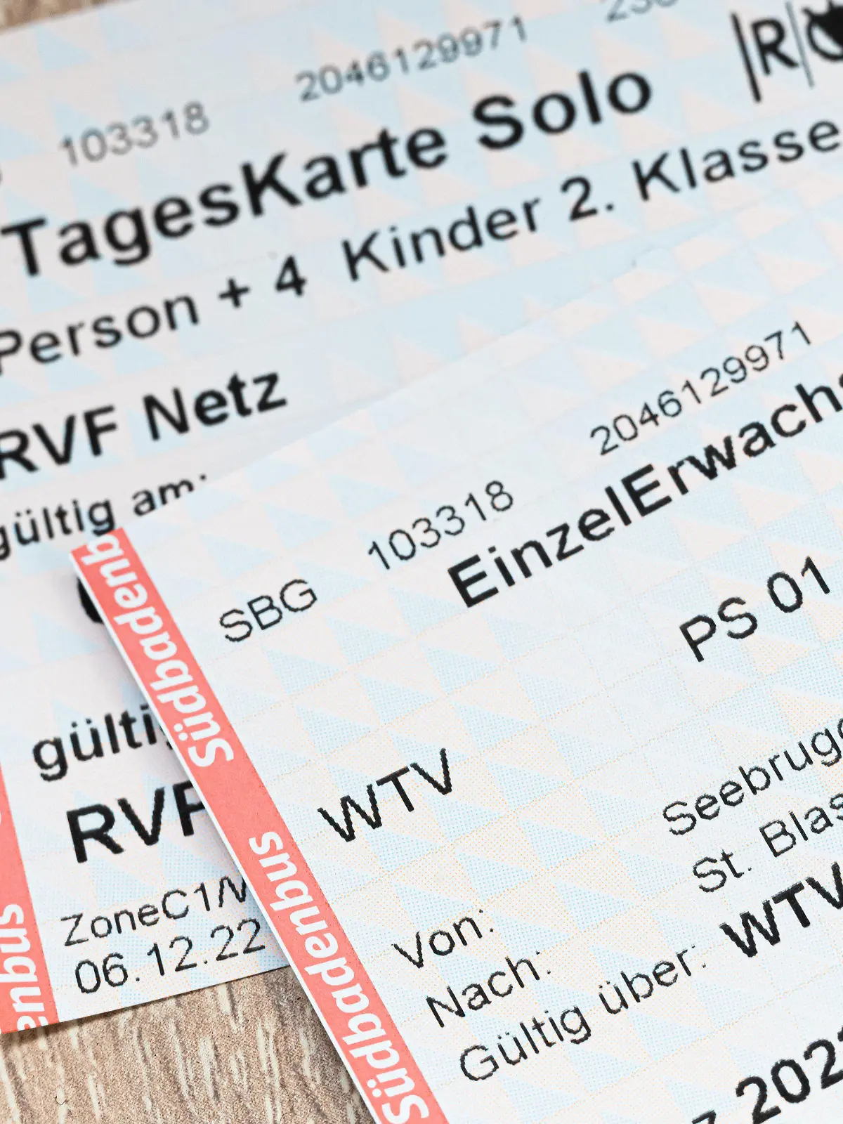 PRODUKTION - 06.12.2022, Baden-Württemberg, St. Blasien: Zwei Fahrkarten für die Strecken Seebrugg - St. Blasien und Seebrugg - Freiburg liegen auf einem Tisch. Wer sich am Busbahnhof des Schwarzwald-Orts St. Blasien auf den Weg nach Freiburg macht, bekommt gleich zwei Fahrscheine in die Hand gedrückt. (zu dpa «Ein Trip, zwei Tickets: Nahverkehr im Südwesten mitunter kompliziert») Foto: Silas Stein/dpa +++ dpa-Bildfunk +++