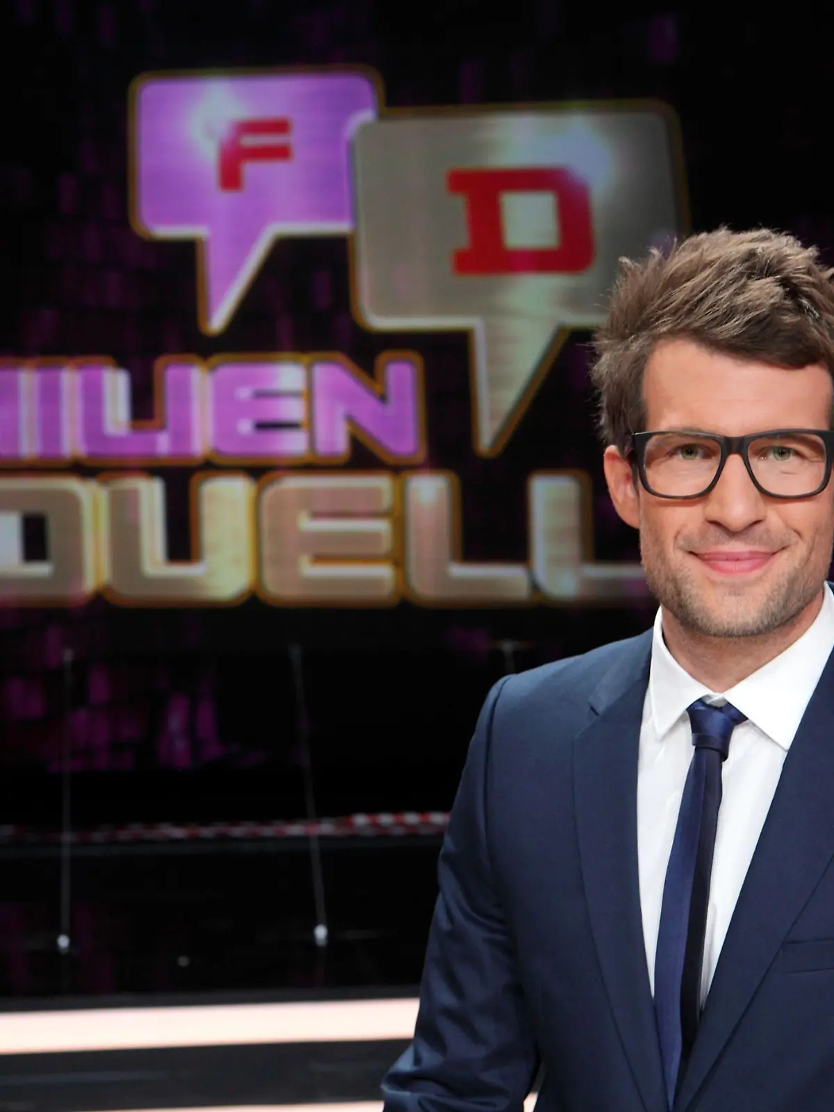 Daniel Hartwich päsentiert das 'Familien Duell Prominenten-Special'. In der aufwendigen Neuauflage des Show-Klassikers treten pro Sendung jeweils vier Promis mit ihren Familien und Freunden auf der Suche nach der Top-Antwort gegeneinander an und spielen für den guten Zweck.