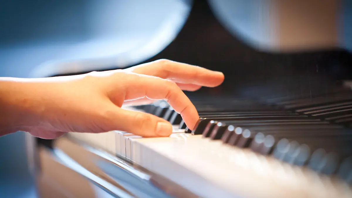 Die Hand an der Tastatur einer Japanischen Pianistin, die klassische Musik spielt, aufgenommen im Mai 2013 in Nara.