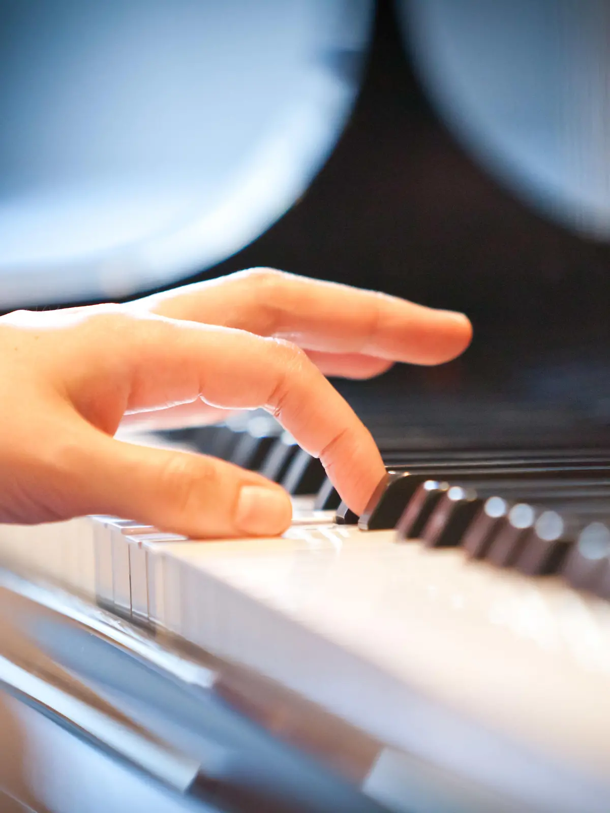 Die Hand an der Tastatur einer Japanischen Pianistin, die klassische Musik spielt, aufgenommen im Mai 2013 in Nara.