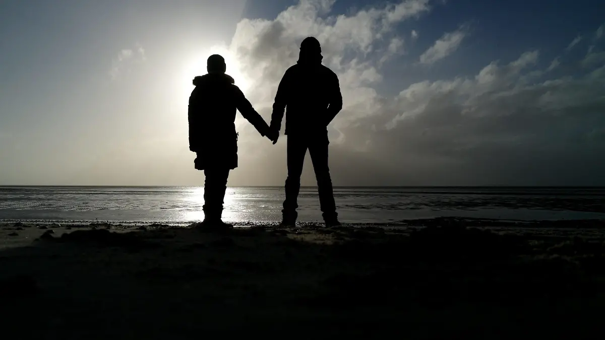Ein Paar geht am Freitag (13.01.2012) am Strand bei Hedehusum auf der Insel Föhr spazieren. Das Wetter im Norden soll in den kommenden Tagen sonnig aber kalt werden, so die Meterologen. Foto: Maurizio Gambarini dpa/lno +++(c) dpa - Bildfunk+++