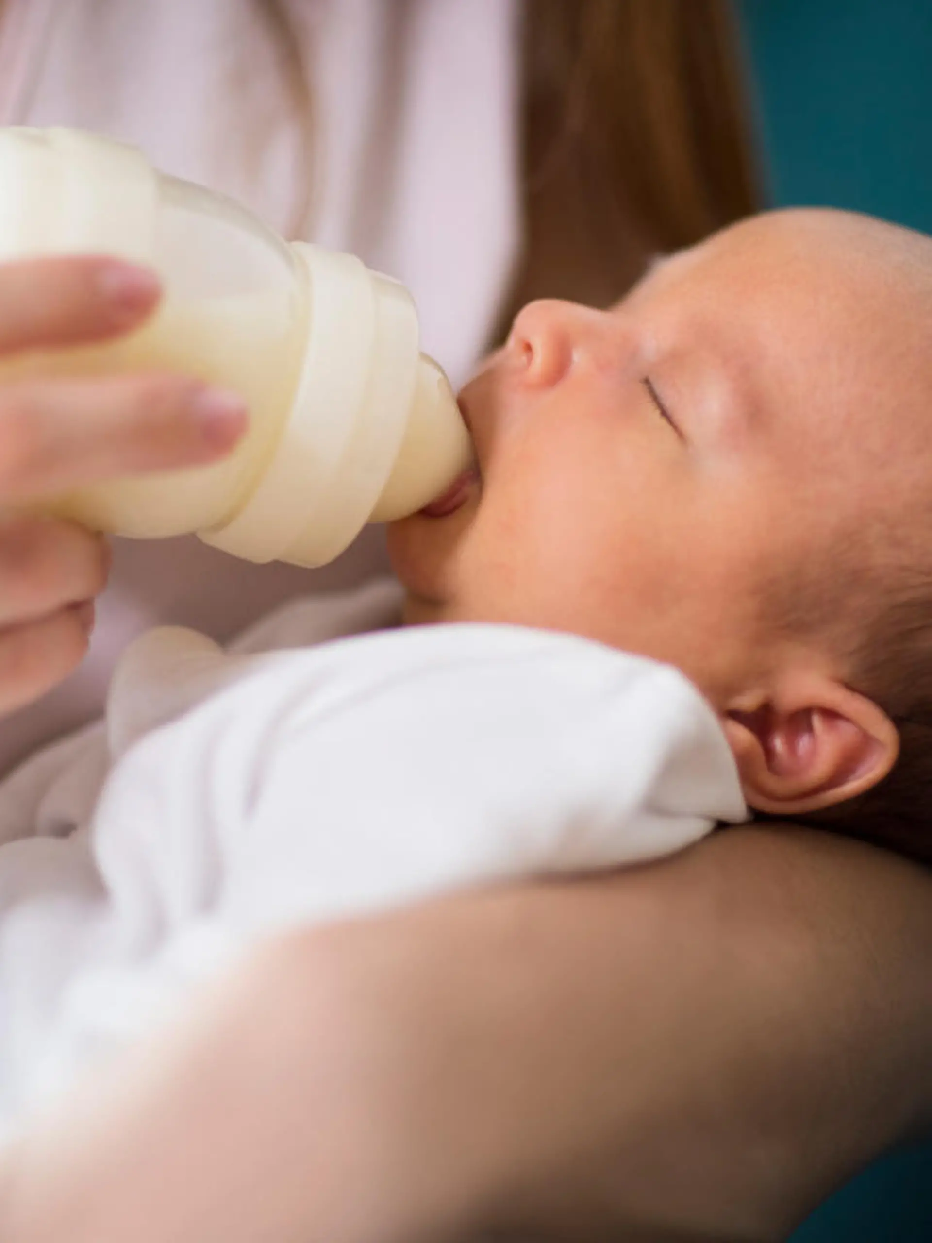 Ein Baby wird mit der Flasche mit Anfangsmilch gefüttert
