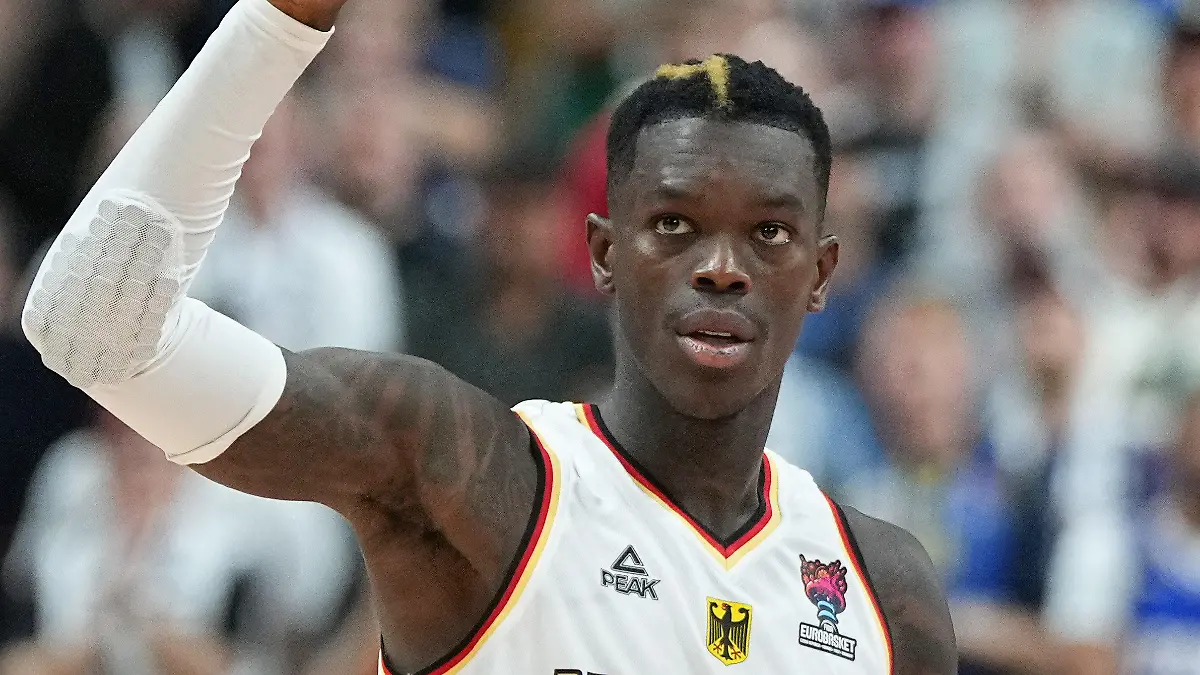 ARCHIV - 18.09.2022, Berlin: Basketball: EM, Polen - Deutschland, K.o.-Runde, Spiel um Platz 3, Mercedes-Benz Arena, Dennis Schröder (Deutschland) zeigt zwei Finger nach oben. (zu dpa: «Basketballer verwundert über Fehlen bei Sportler-Wahl») Foto: Soeren Stache/dpa +++ dpa-Bildfunk +++