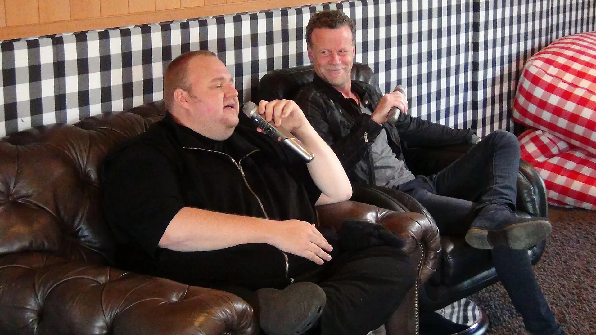 Kim Schmitz alias Kim Dotcom (l.) gewährt Jenke von Wilmsdorff ganz private Einblicke in sein Leben als Ehemann und Familienvater von fünf Kindern. Ohne Scheu präsentiert der Neuseeländer sein gesamtes Anwesen. Im Spielzimmer seiner Kinder vergnügen die beiden sich u.a. mit Karaoke zu dem Song "My Way".