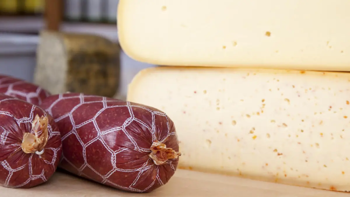 wurst und käse im hofladen
