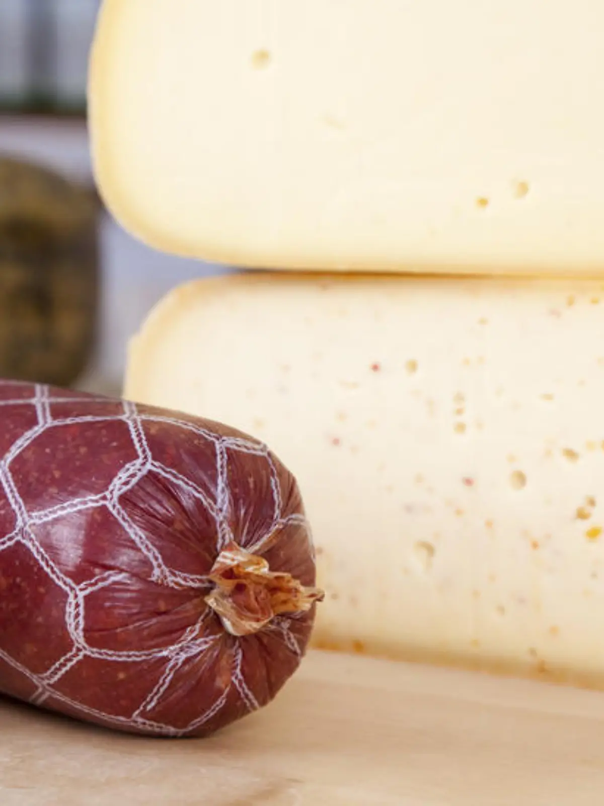 wurst und käse im hofladen