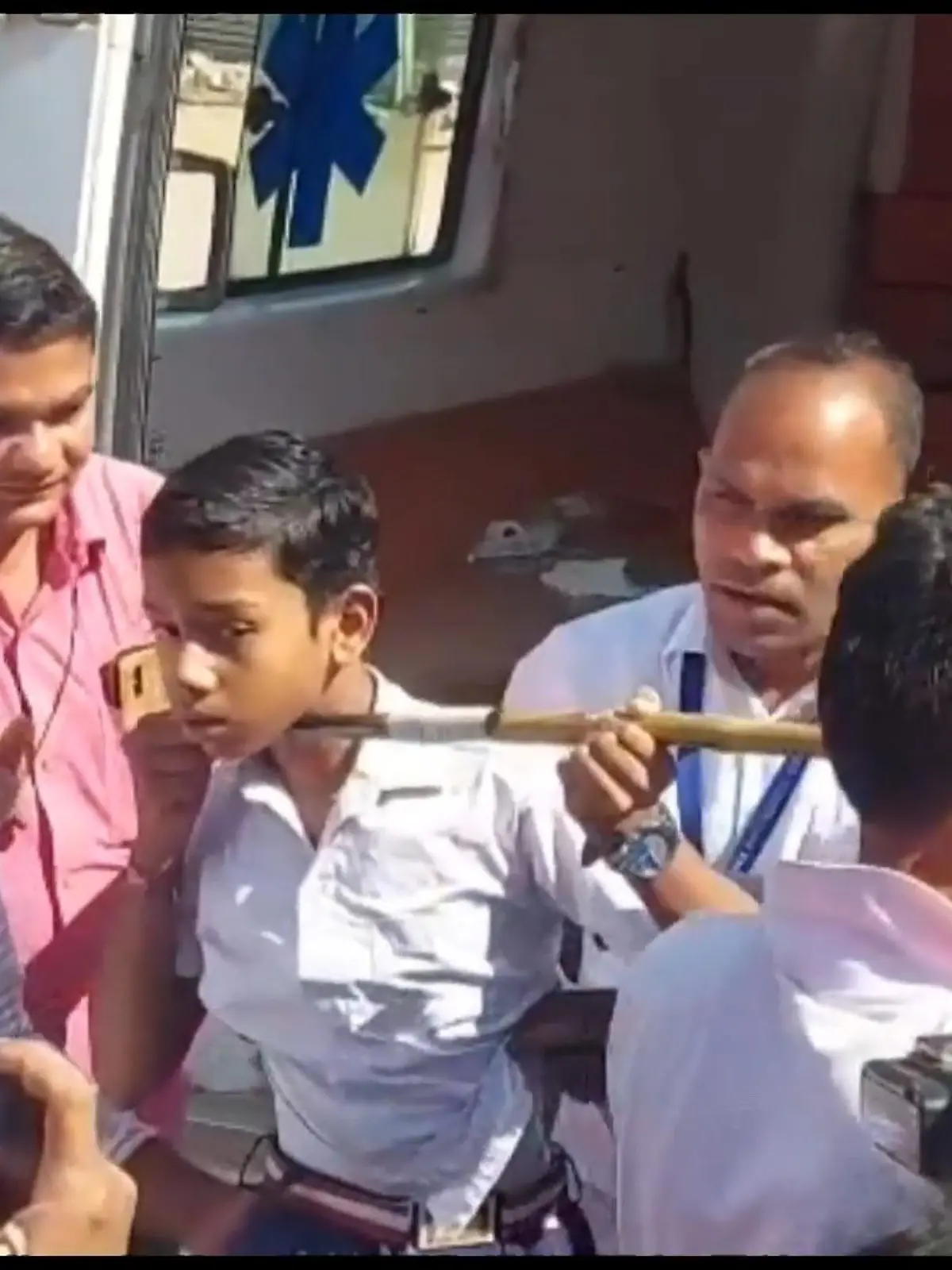Was für ein heftiger Moment: Beim Schulsport steckt plötzlich ein Speer im Hals eines Teenagers. Diesen hatte ein anderer Schüler in seine Richtung geworfen und den 14-jährigen Sadanand Meher an der Agalpur High School in Odisha (Indien) getroffen. Das Video zeigt den verunglückten Schüler, der wie durch ein Wunder überlebte.