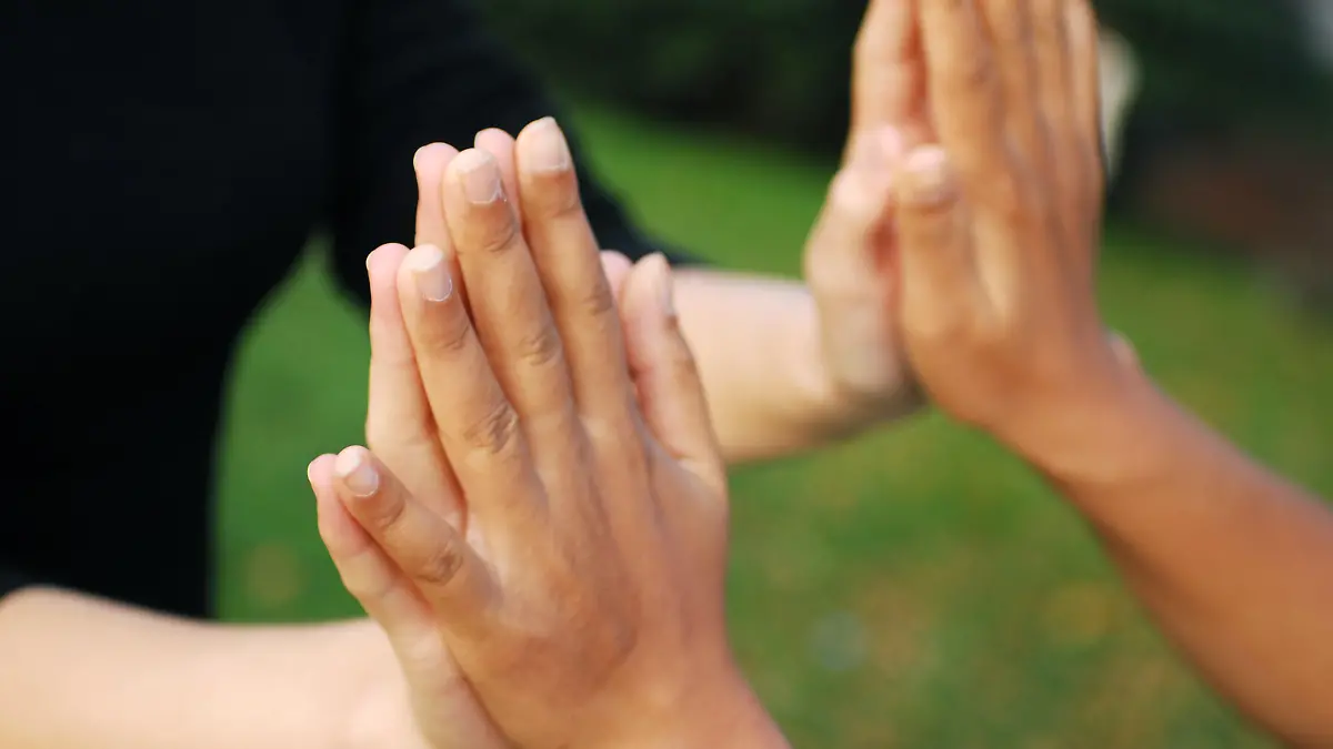 Zwei Frauen halten ihren Handinnenflächen gegeneinander.null