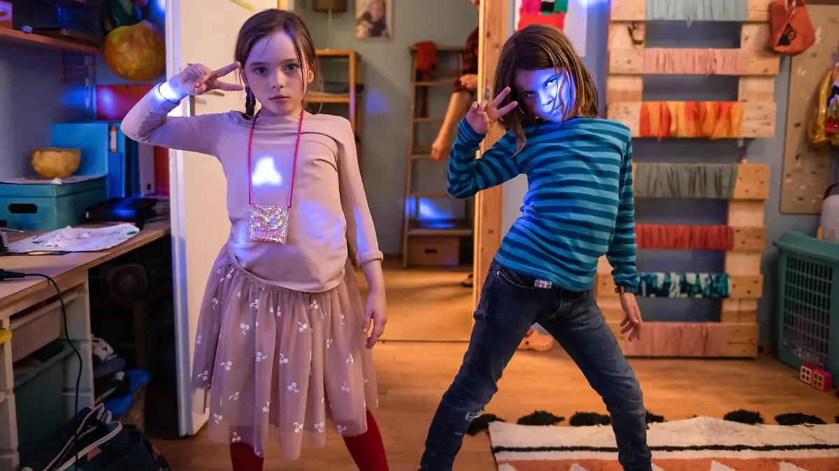 Ava Petsch, l. und Laurì in Oskars Kleid