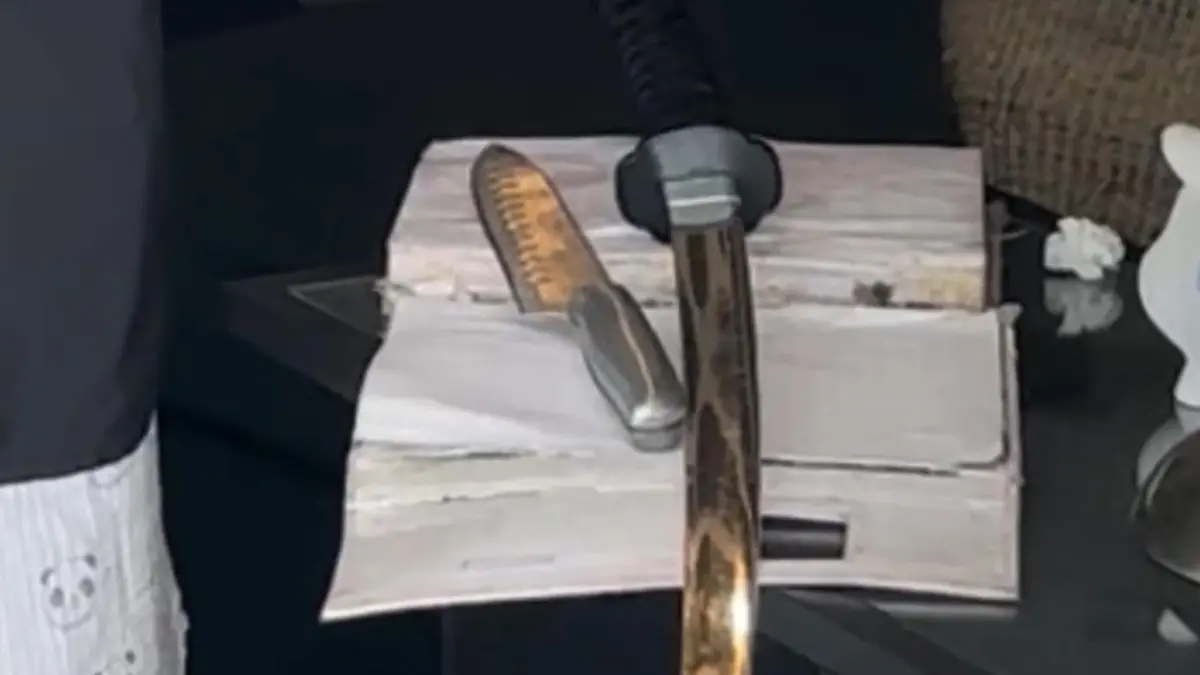 Der unbekannte Mann hatte mehrere Waffen mit sich im Haus.
