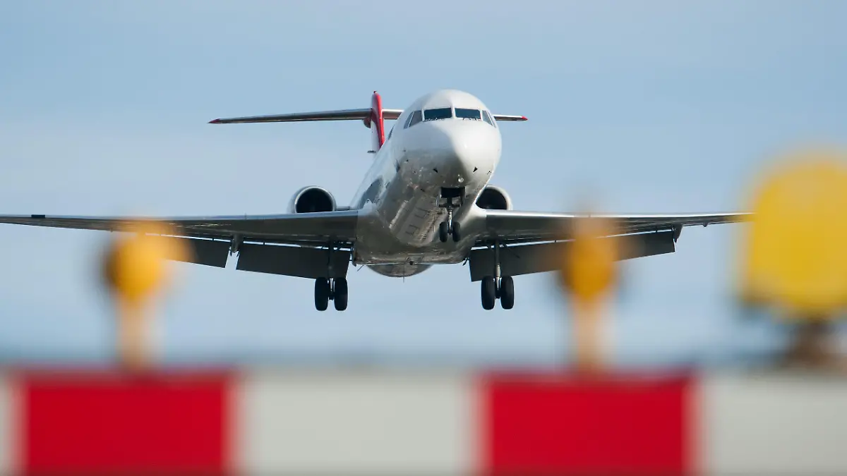Ein Flugzeug Fokker-100 der Helvetic Airways landet am 31.10.2013 am Flughafen in Hannover (Niedersachsen). Foto: Hauke-Christian Dittrich/dpa +++(c) dpa - Bildfunk+++