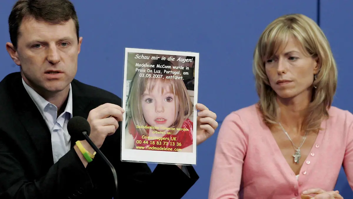 ARCHIV - Kate und Gerry McCann zeigen in Berlin bei einer Pressekonferenz ein Foto ihrer Tochter Madeleine (Archivfoto vom 06.06.2007). Der Fall der seit sechs Jahren vermissten Madeleine «Maddie» McCann wird in einer «Aktenzeichen XY...ungelöst»-Sendung unter die Lupe genommen. Bei der um 30 Minuten längeren Ausgabe der Sendung am kommenden Mittwoch (16. Oktober/20.15 Uhr) werden auch die Eltern des Mädchens zu Gast sein, wie das ZDF am Donnerstag mitteilte. Foto: Soeren Stache/dpa (zu dpa "«Aktenzeichen XY»- Sendung zu vermisster «Maddie»" vom 11.10.2013) +++(c) dpa - Bildfunk+++