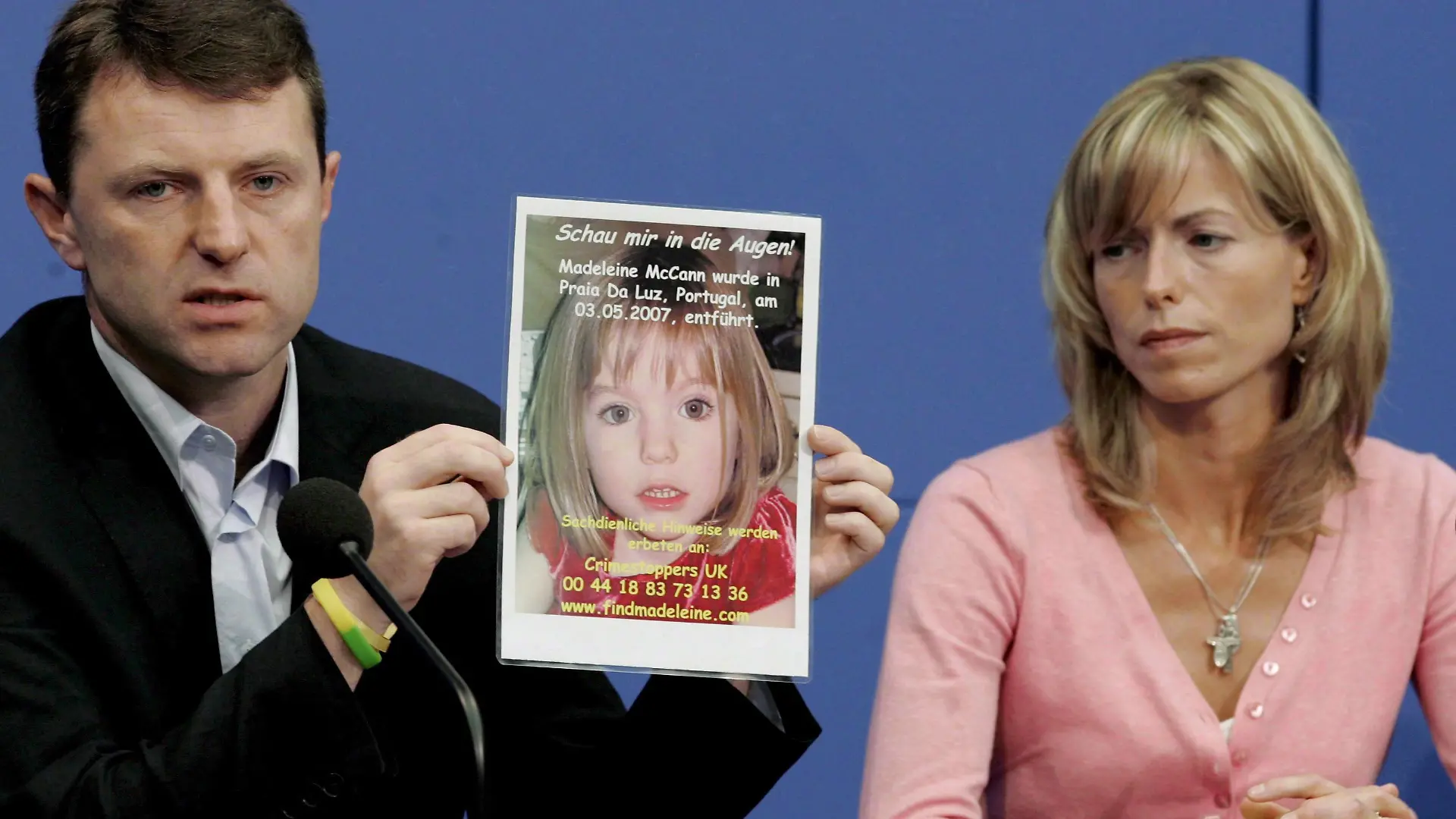 ARCHIV - Kate und Gerry McCann zeigen in Berlin bei einer Pressekonferenz ein Foto ihrer Tochter Madeleine (Archivfoto vom 06.06.2007). Der Fall der seit sechs Jahren vermissten Madeleine «Maddie» McCann wird in einer «Aktenzeichen XY...ungelöst»-Sendung unter die Lupe genommen. Bei der um 30 Minuten längeren Ausgabe der Sendung am kommenden Mittwoch (16. Oktober/20.15 Uhr) werden auch die Eltern des Mädchens zu Gast sein, wie das ZDF am Donnerstag mitteilte. Foto: Soeren Stache/dpa (zu dpa "«Aktenzeichen XY»- Sendung zu vermisster «Maddie»" vom 11.10.2013) +++(c) dpa - Bildfunk+++
