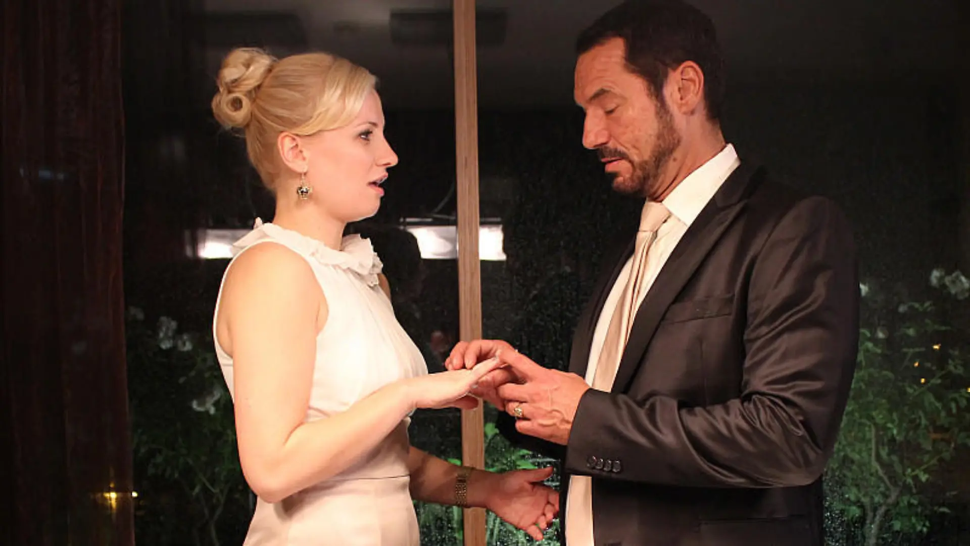 Richard steckt Isabelle den Ehering an den Finger
