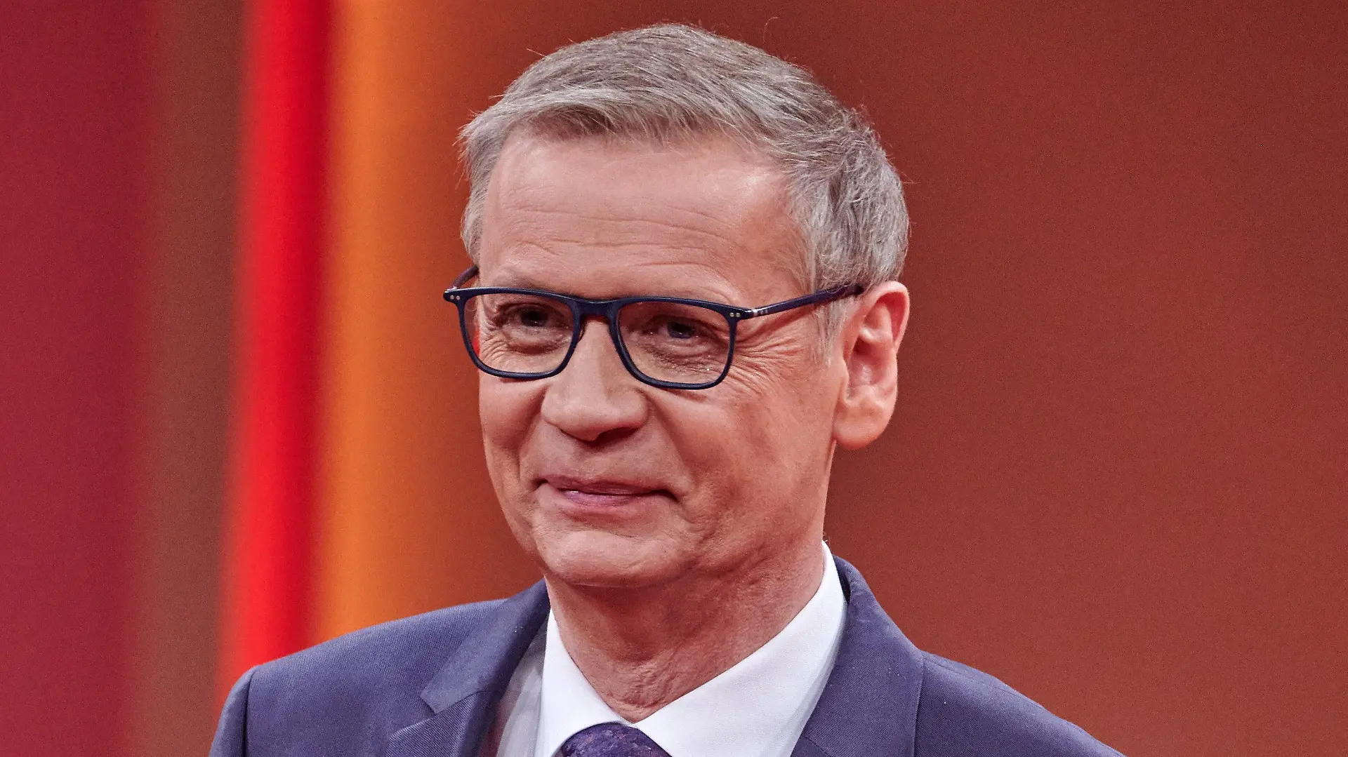 ARCHIV - 06.12.2020, Nordrhein-Westfalen, Düsseldorf: Der Moderator Günther Jauch steht beim RTL Jahresrückblick "Menschen, Bilder, Emotionen" 2020" im Studio. Jauch sollte ab kommender Woche laut Bundesregierung für die Corona-Schutzimpfung werben. Doch nun hat er sich mit dem Coronavirus infiziert. Zur Frage, ob es nun bei Jauchs Beitrag zur Kampagne bleibt, äußerte sich das Bundesgesundheitsministerium in Berlin am 09.04.2021 zunächst nicht. (zu dpa-Korr "Ein «Impfluencer» fällt aus - Günther Jauch mit Corona infiziert") Foto: Henning Kaiser/dpa +++ dpa-Bildfunk +++