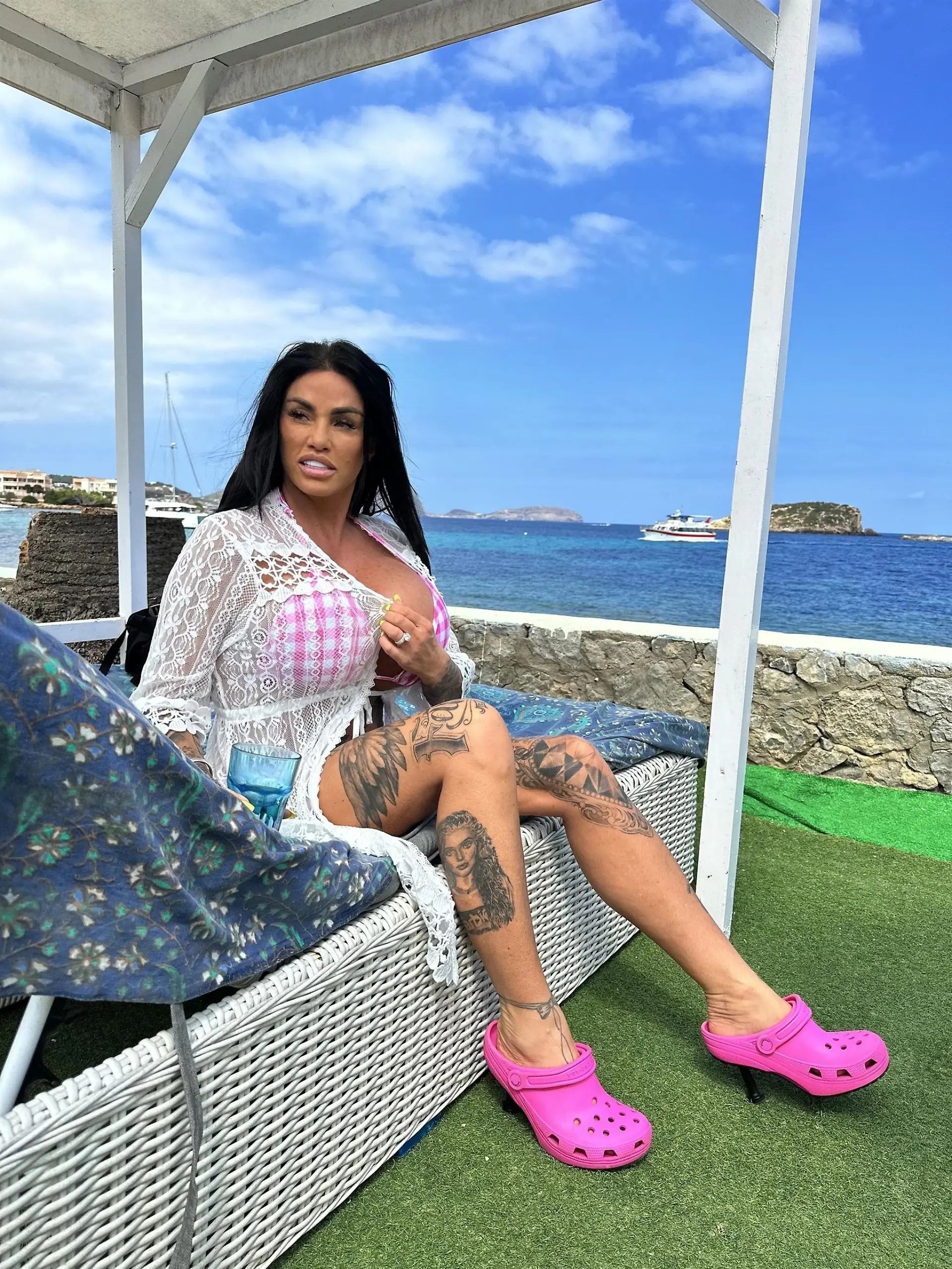 BGUK_2696304 - Ibiza, SPAIN - The British Model Katie Price aka Jordan is spotted out in the Spanish sunshine at the Jacaranda Lounge Beach Club with her beau Carl Woods out in Ibiza.
Pictured: Katie Price - Carl Woods
BACKGRID UK 31 JULY 2023 

*Pictures Containing Children 