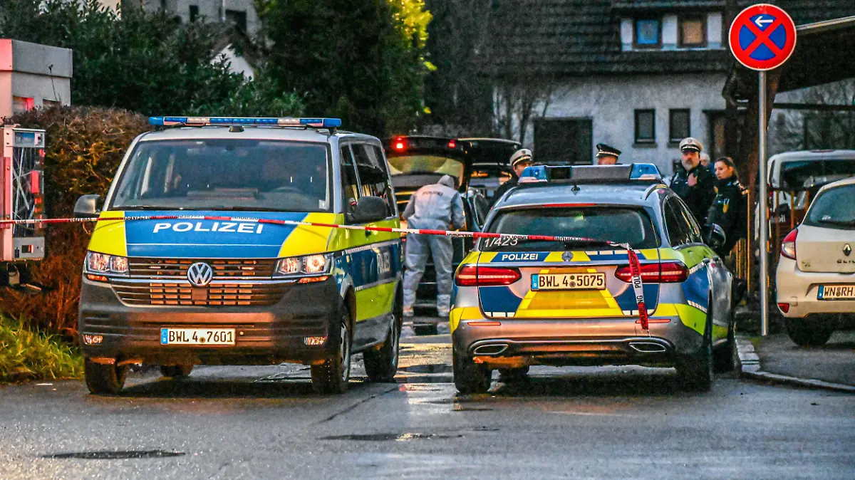 Gewalttat in Schorndorf, 21.12.2022. Baden-Württemberg, Schorndorf: Zahlreiche Einsatzkräfte sind nach einer tödlichen Gewalttat in Schorndorf Rems-Murr-Kreis im Einsatz. Nach ersten Informationen aus Sicherheitskreisen handelt es sich bei den Toten um den mutmaßlichen Täter und eine Frau. Schorndorf Baden-Württemberg Deutschland Schorndorf *** Violent act in Schorndorf, 21 12 2022 Baden Württemberg, Schorndorf Numerous emergency forces are in action after a fatal violent act in Schorndorf Rems Murr district According to initial information from security circles, the dead are the alleged perpetrator and a woman Schorndorf Baden Württemberg Germany Schorndorf Copyright: x xonw-imagesx/xMariusxBullingx