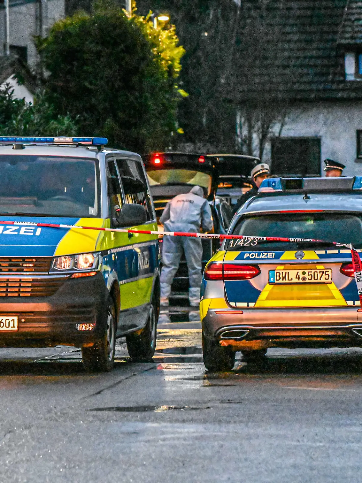  Gewalttat in Schorndorf, 21.12.2022. Baden-Württemberg, Schorndorf: Zahlreiche Einsatzkräfte sind nach einer tödlichen Gewalttat in Schorndorf Rems-Murr-Kreis im Einsatz. Nach ersten Informationen aus Sicherheitskreisen handelt es sich bei den Toten um den mutmaßlichen Täter und eine Frau. Schorndorf Baden-Württemberg Deutschland Schorndorf *** Violent act in Schorndorf, 21 12 2022 Baden Württemberg, Schorndorf Numerous emergency forces are in action after a fatal violent act in Schorndorf Rems Murr district According to initial information from security circles, the dead are the alleged perpetrator and a woman Schorndorf Baden Württemberg Germany Schorndorf Copyright: x xonw-imagesx/xMariusxBullingx